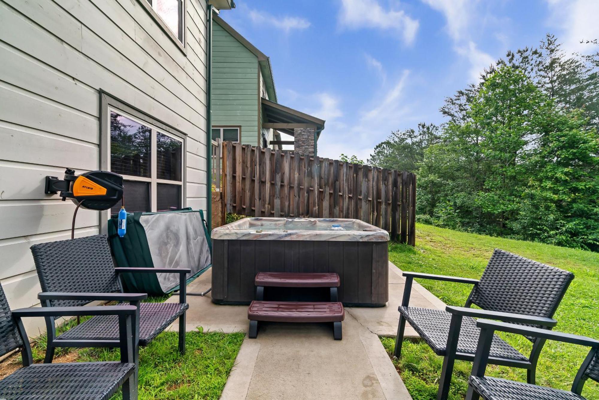 Luxury 3-br Minutes From Parkway With Game And Hot Tub Holiday home