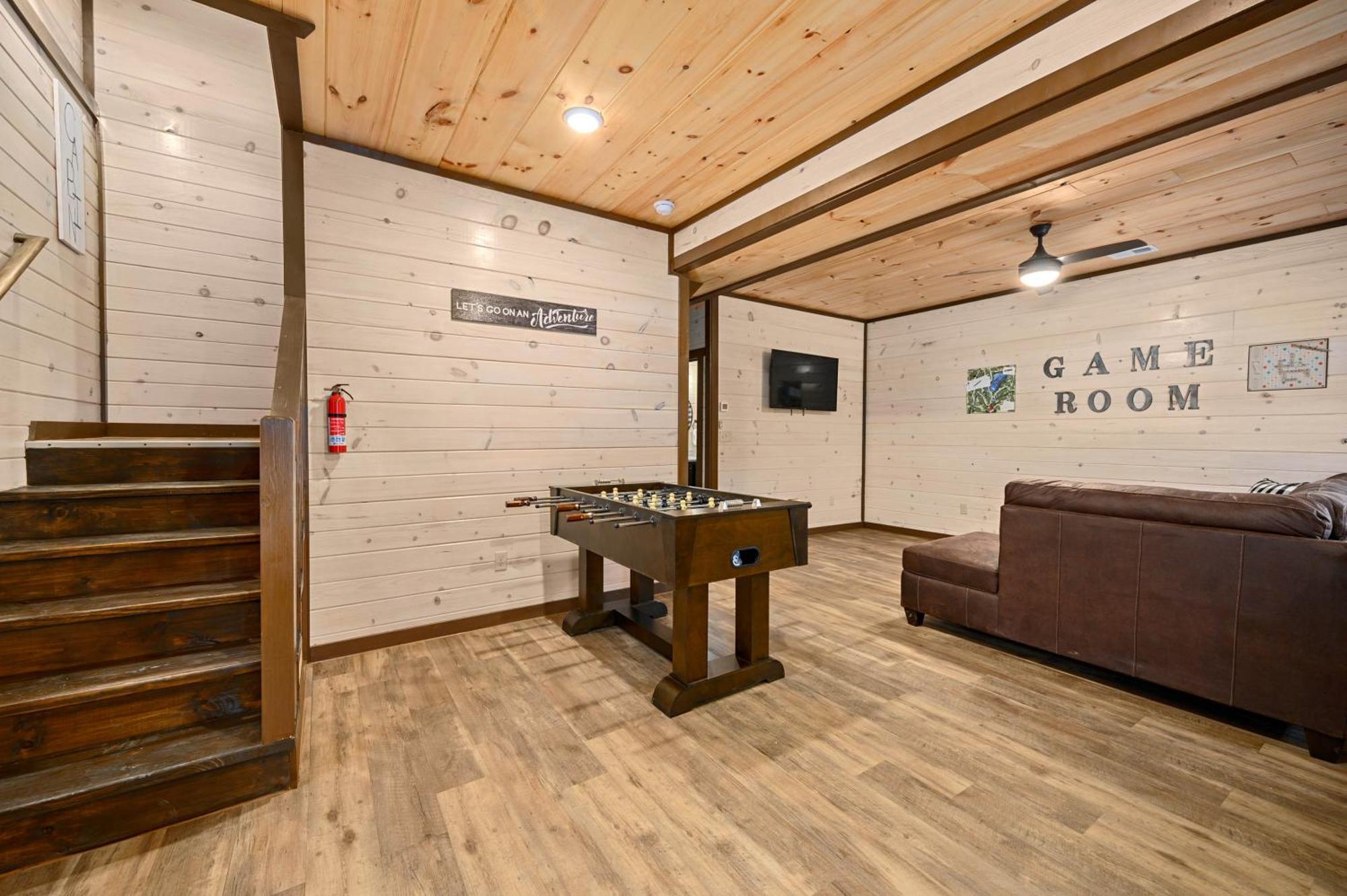 Luxury 3-br Minutes From Parkway With Game And Hot Tub Holiday home *