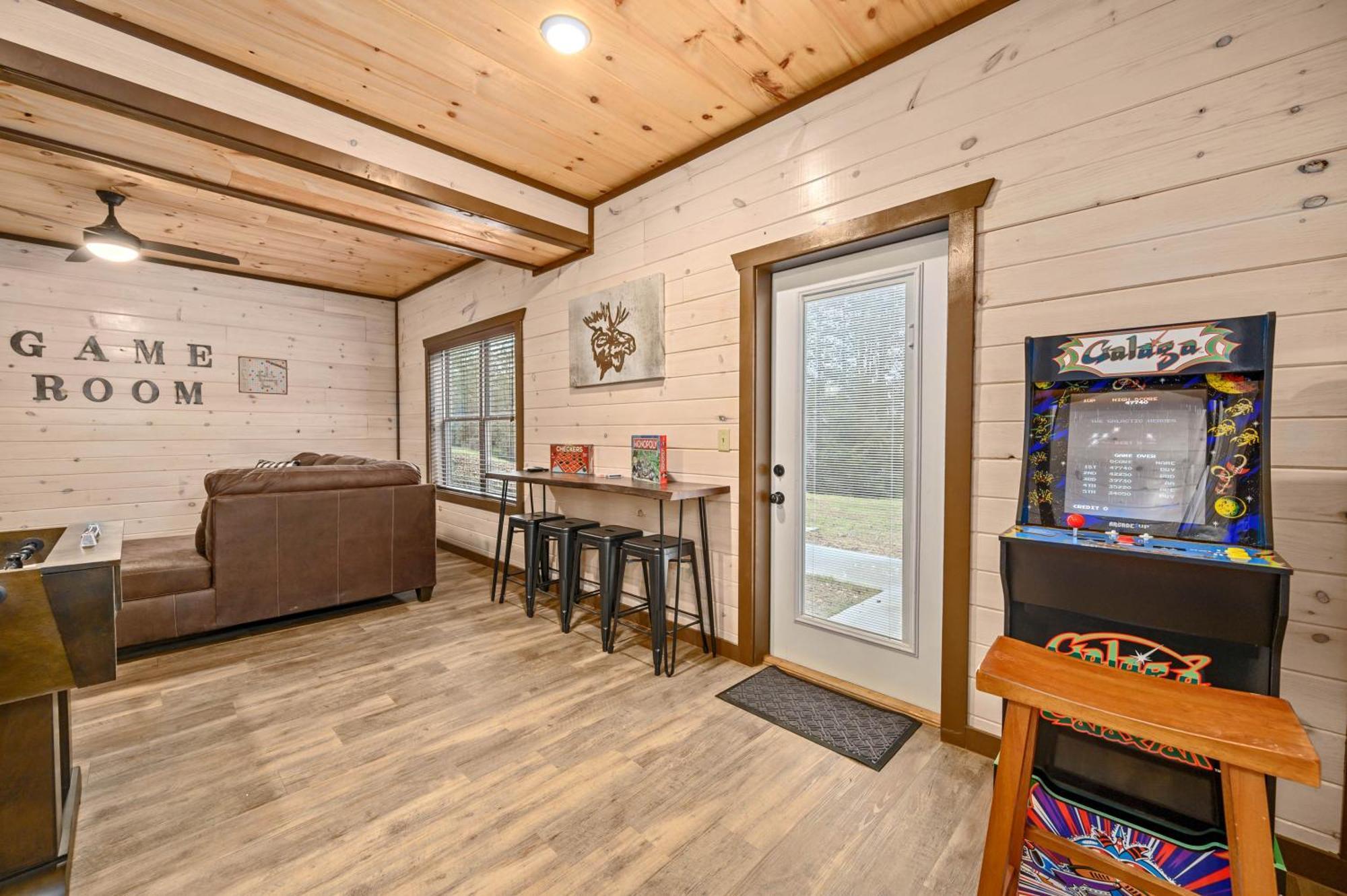 Holiday home Luxury 3-br Minutes From Parkway With Game And Hot Tub Pigeon Forge