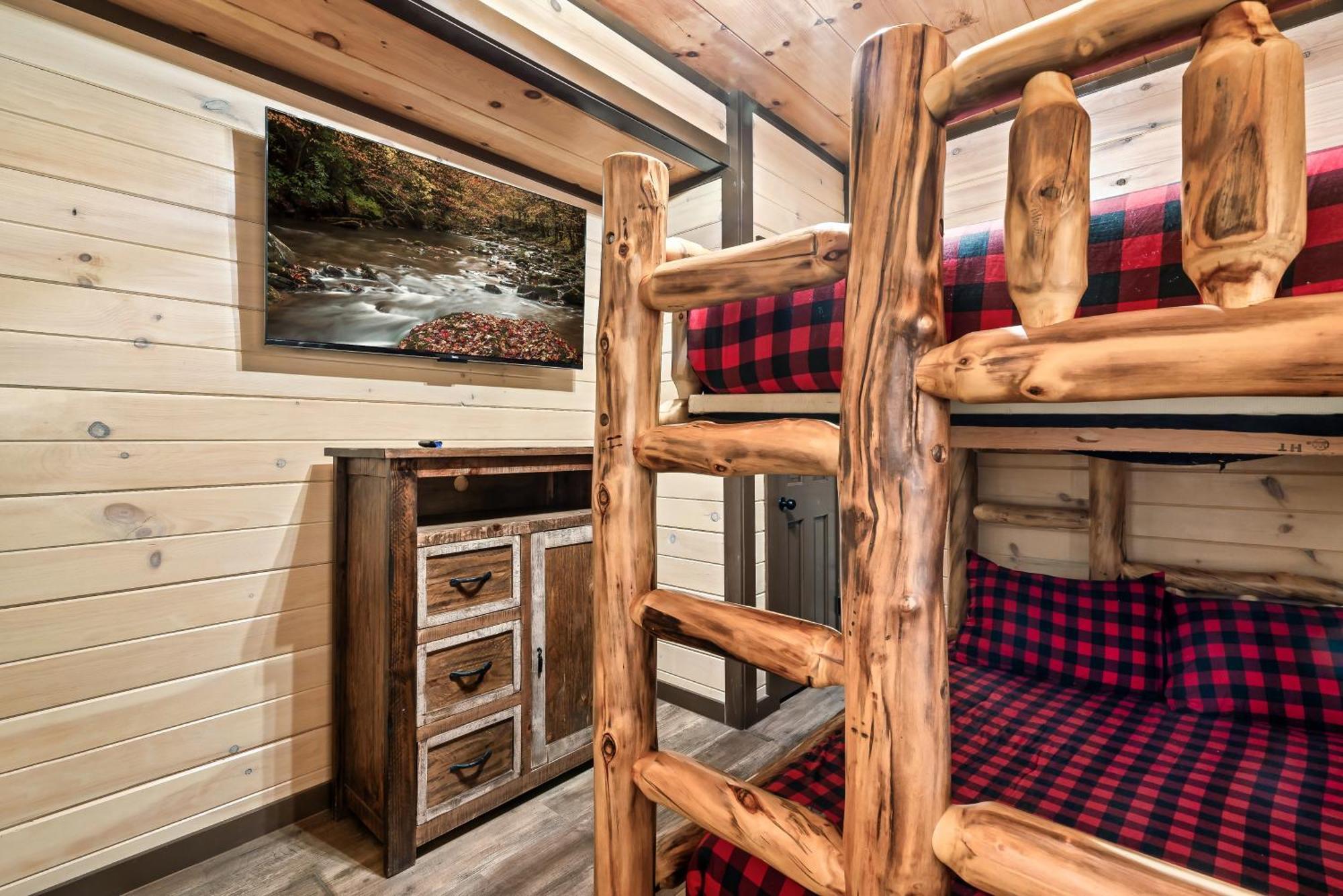 Luxury 3-br Minutes From Parkway With Game And Hot Tub Pigeon Forge