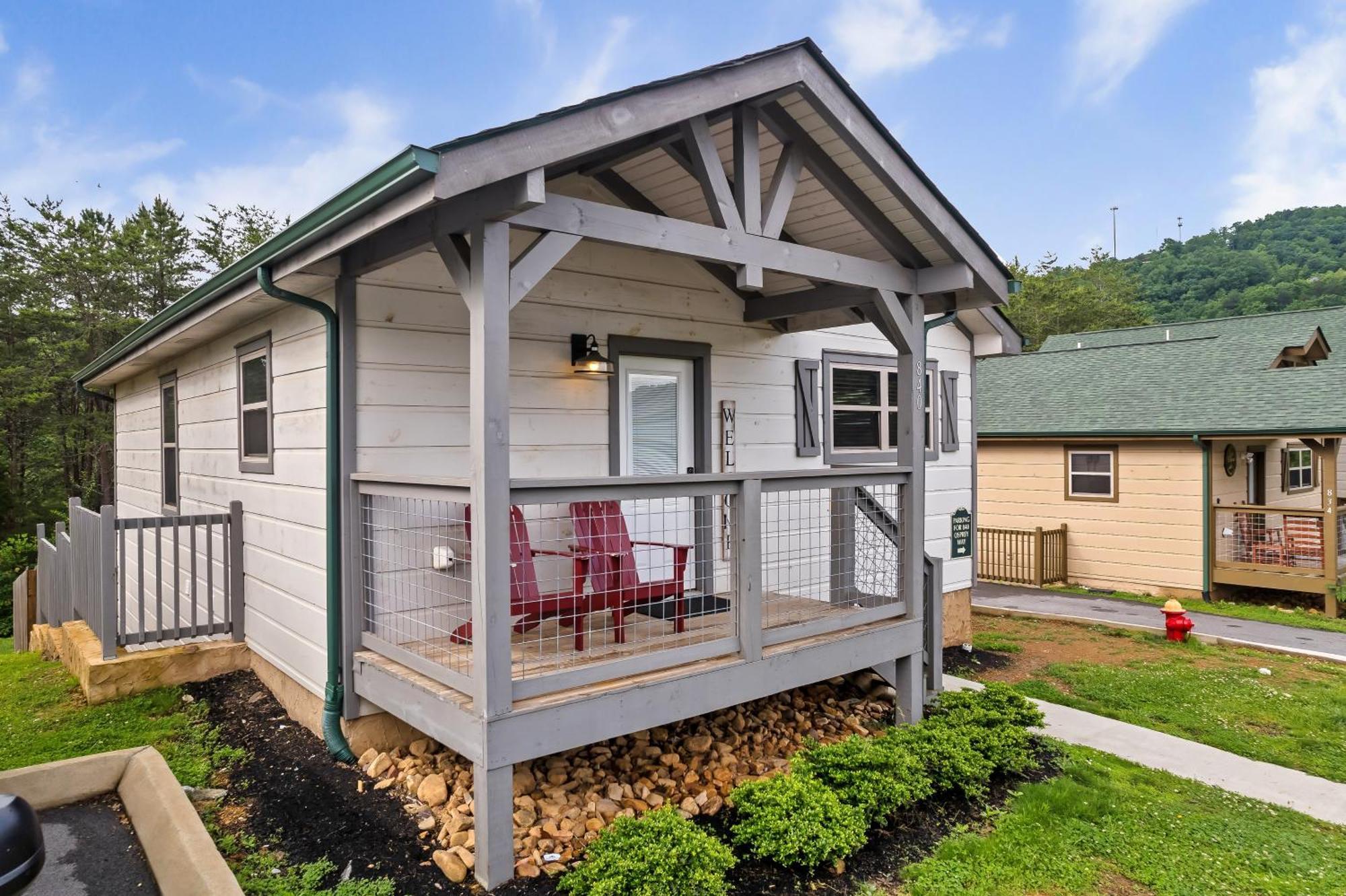 Luxury 3-br Minutes From Parkway With Game And Hot Tub * Pigeon Forge