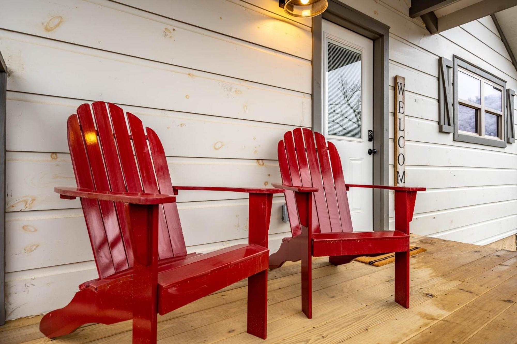 Luxury 3-br Minutes From Parkway With Game And Hot Tub
