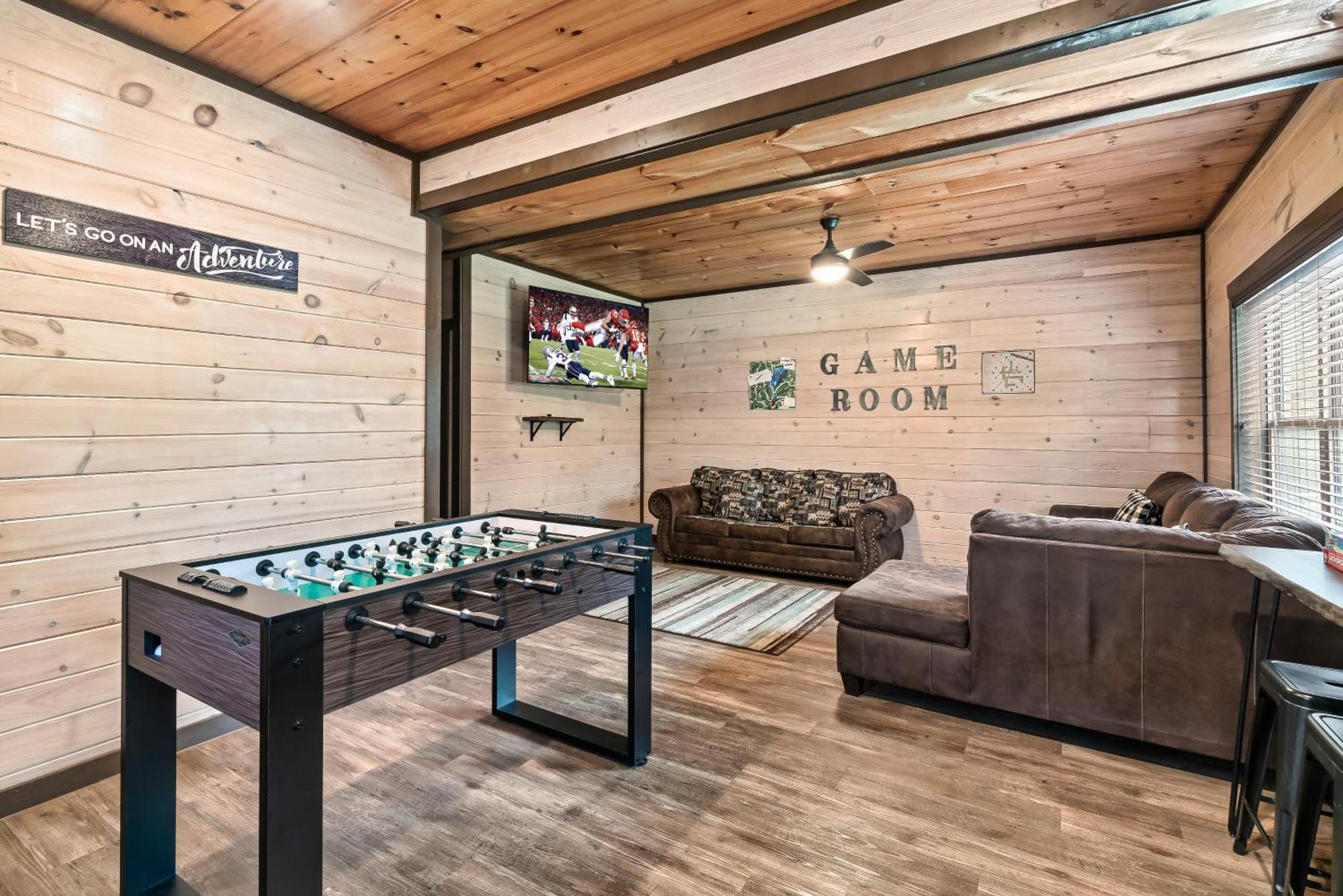 Luxury 3-br Minutes From Parkway With Game And Hot Tub Holiday home