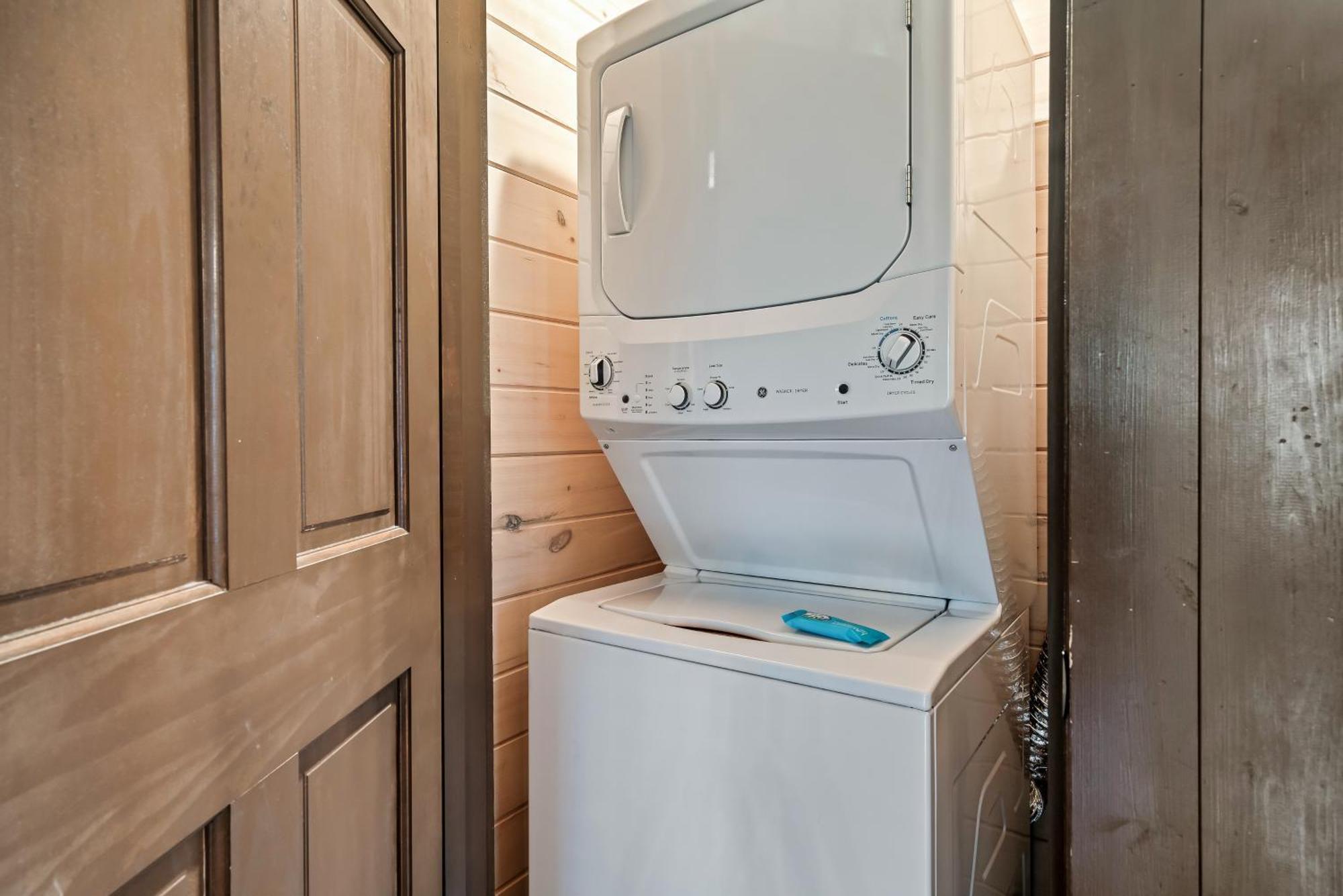Luxury 3-br Minutes From Parkway With Game And Hot Tub Holiday home *