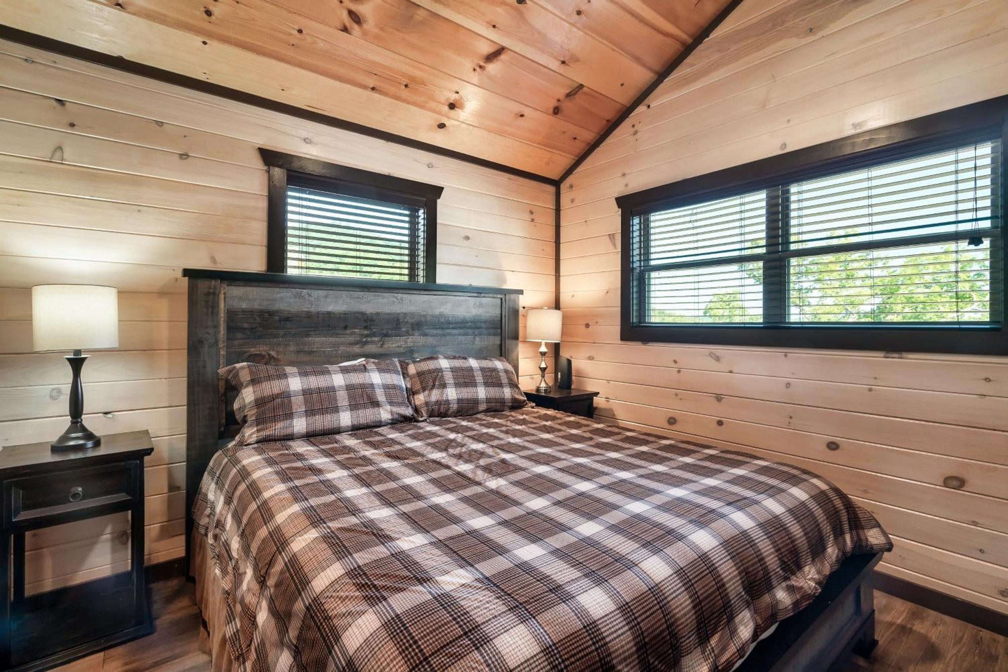 Holiday home Luxury 3-br Minutes From Parkway With Game And Hot Tub Pigeon Forge