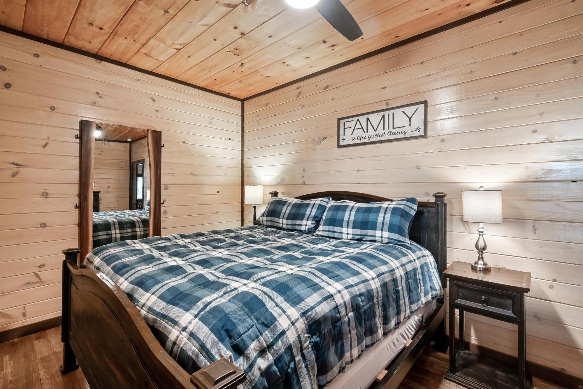Luxury 3-br Minutes From Parkway With Game And Hot Tub