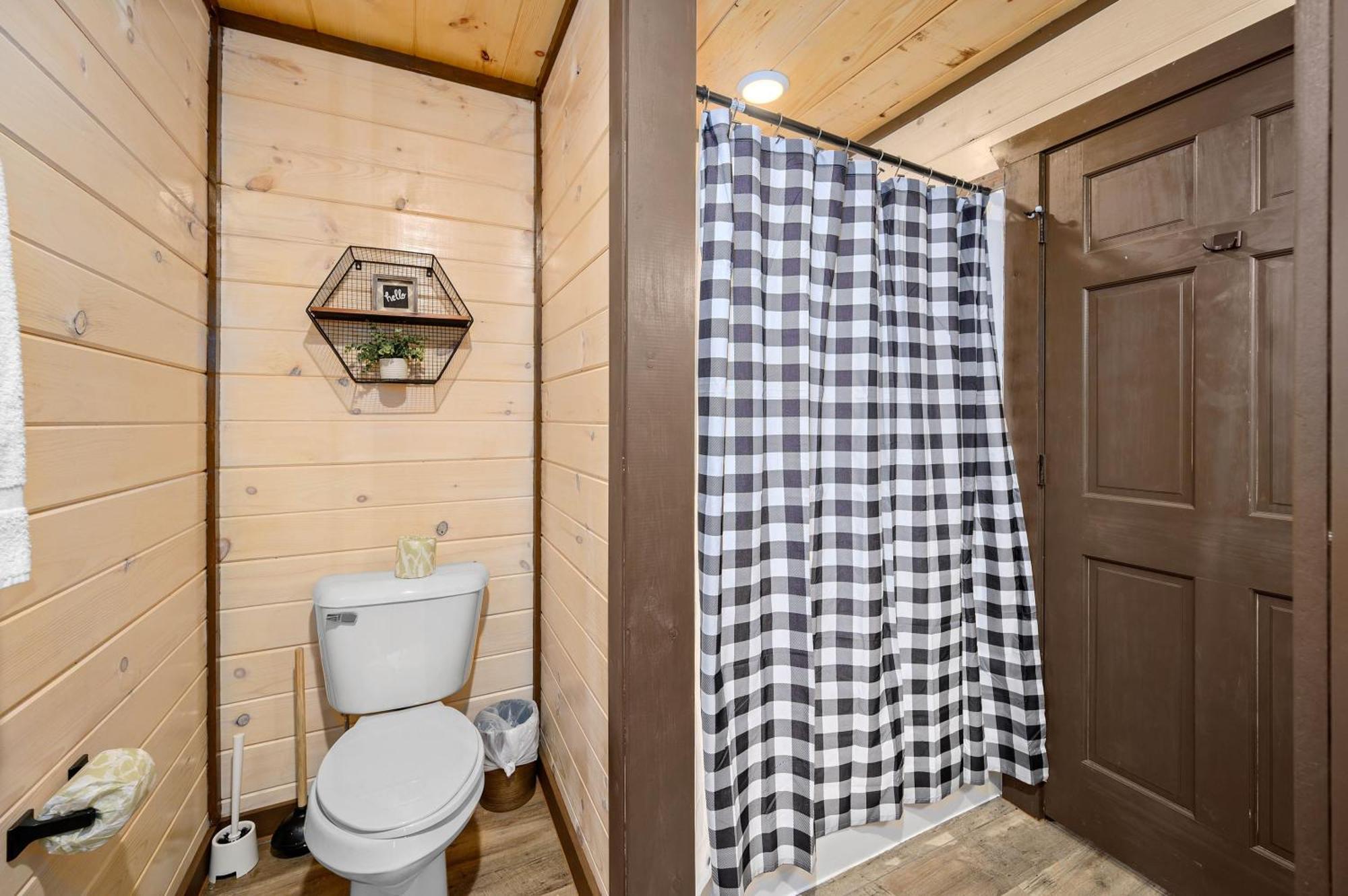 Luxury 3-br Minutes From Parkway With Game And Hot Tub Holiday home *