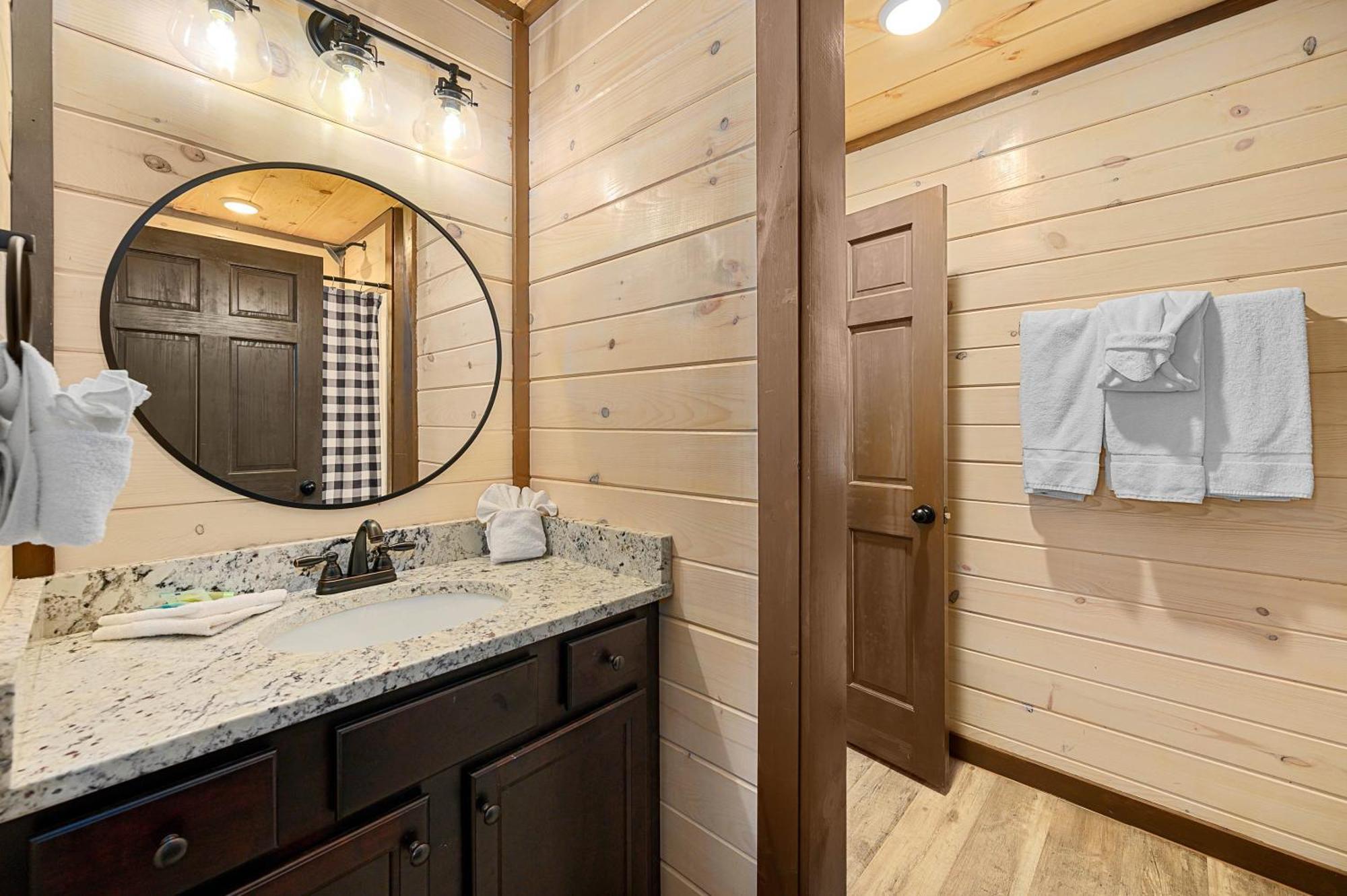 Holiday home Luxury 3-br Minutes From Parkway With Game And Hot Tub *