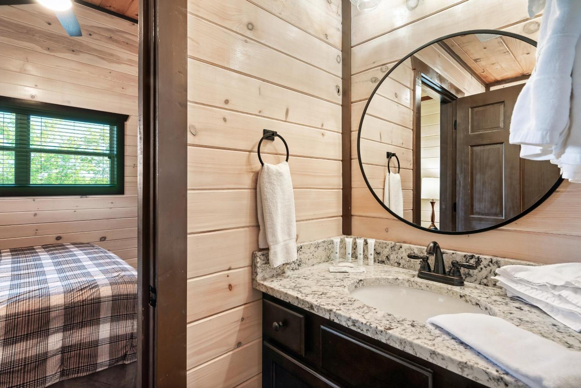 Luxury 3-br Minutes From Parkway With Game And Hot Tub Holiday home Pigeon Forge
