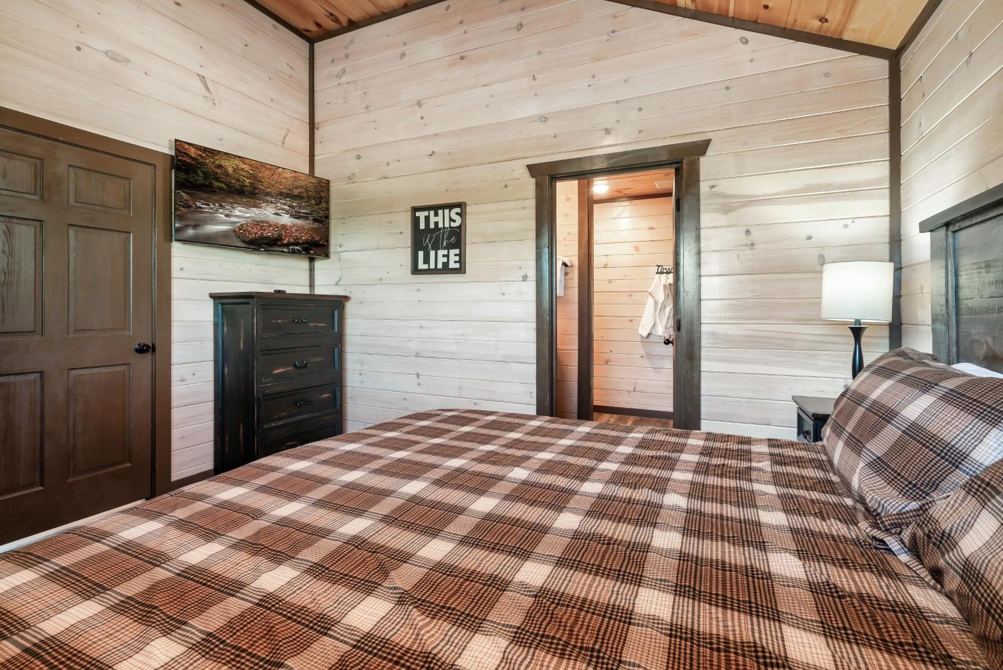 Holiday home Luxury 3-br Minutes From Parkway With Game And Hot Tub Pigeon Forge