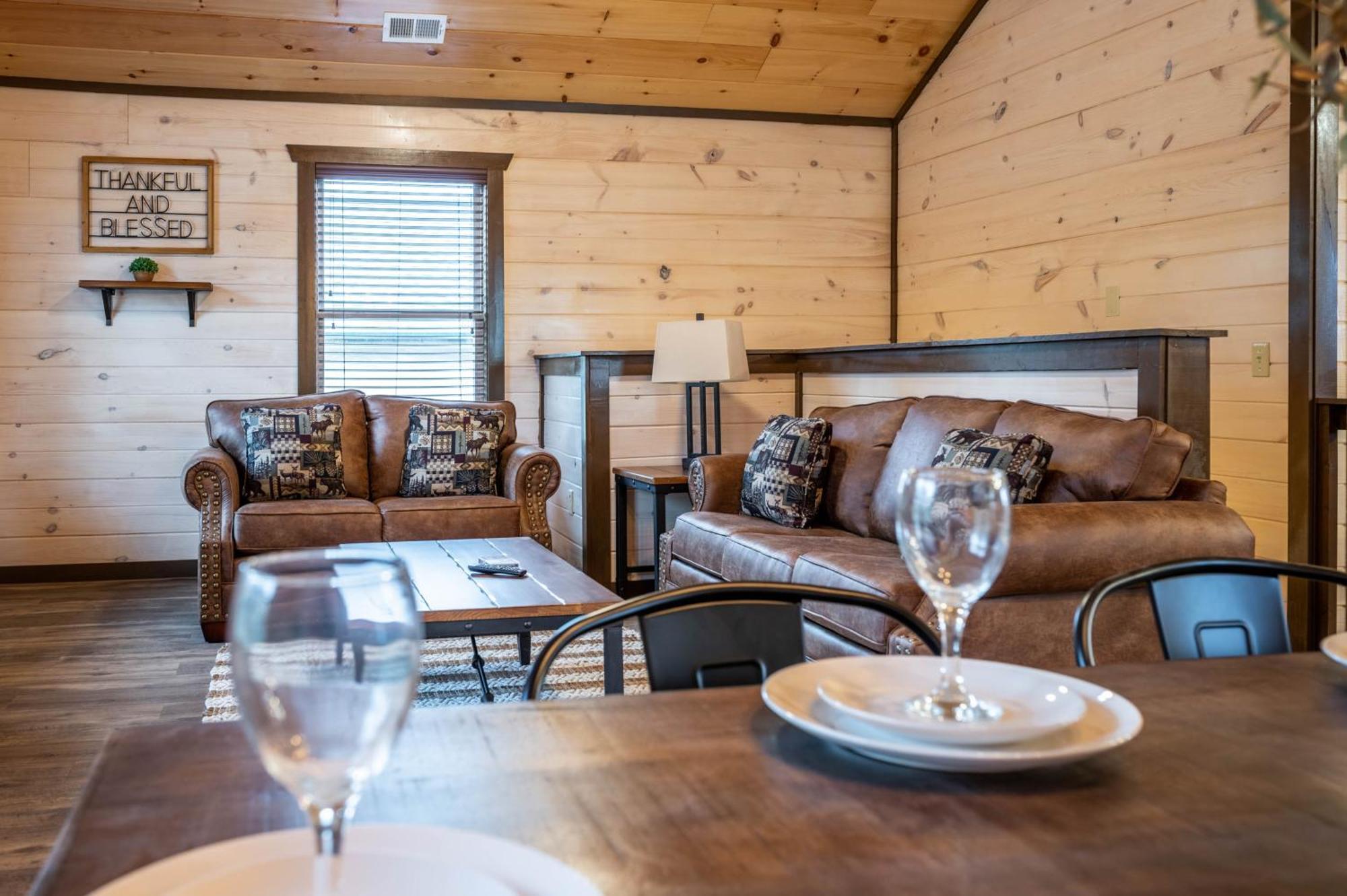 Luxury 3-br Minutes From Parkway With Game And Hot Tub *