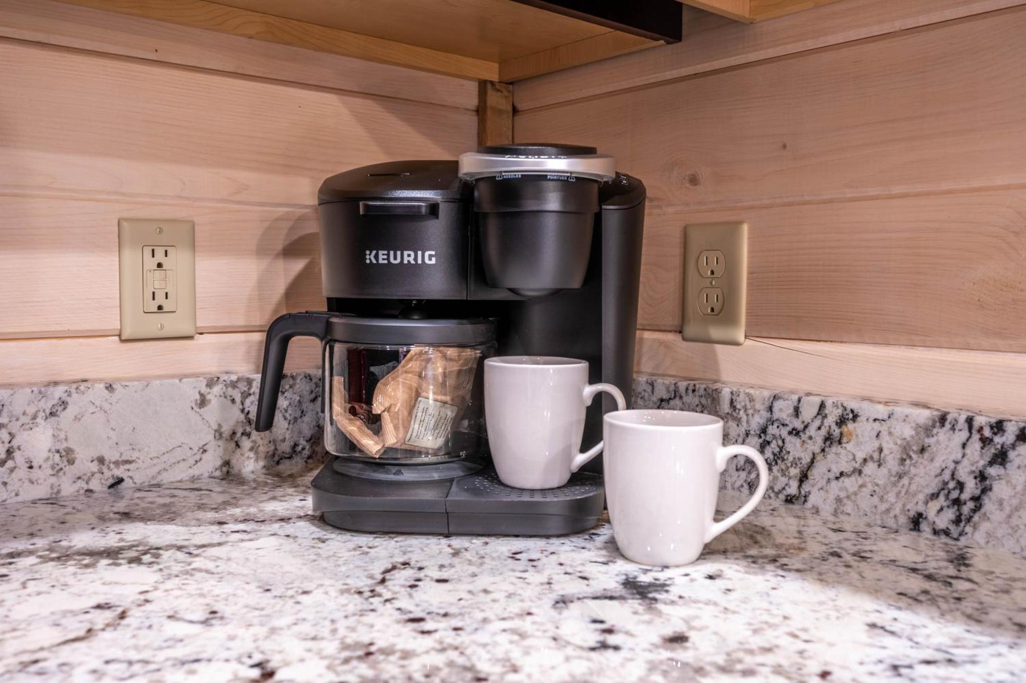 Luxury 3-br Minutes From Parkway With Game And Hot Tub