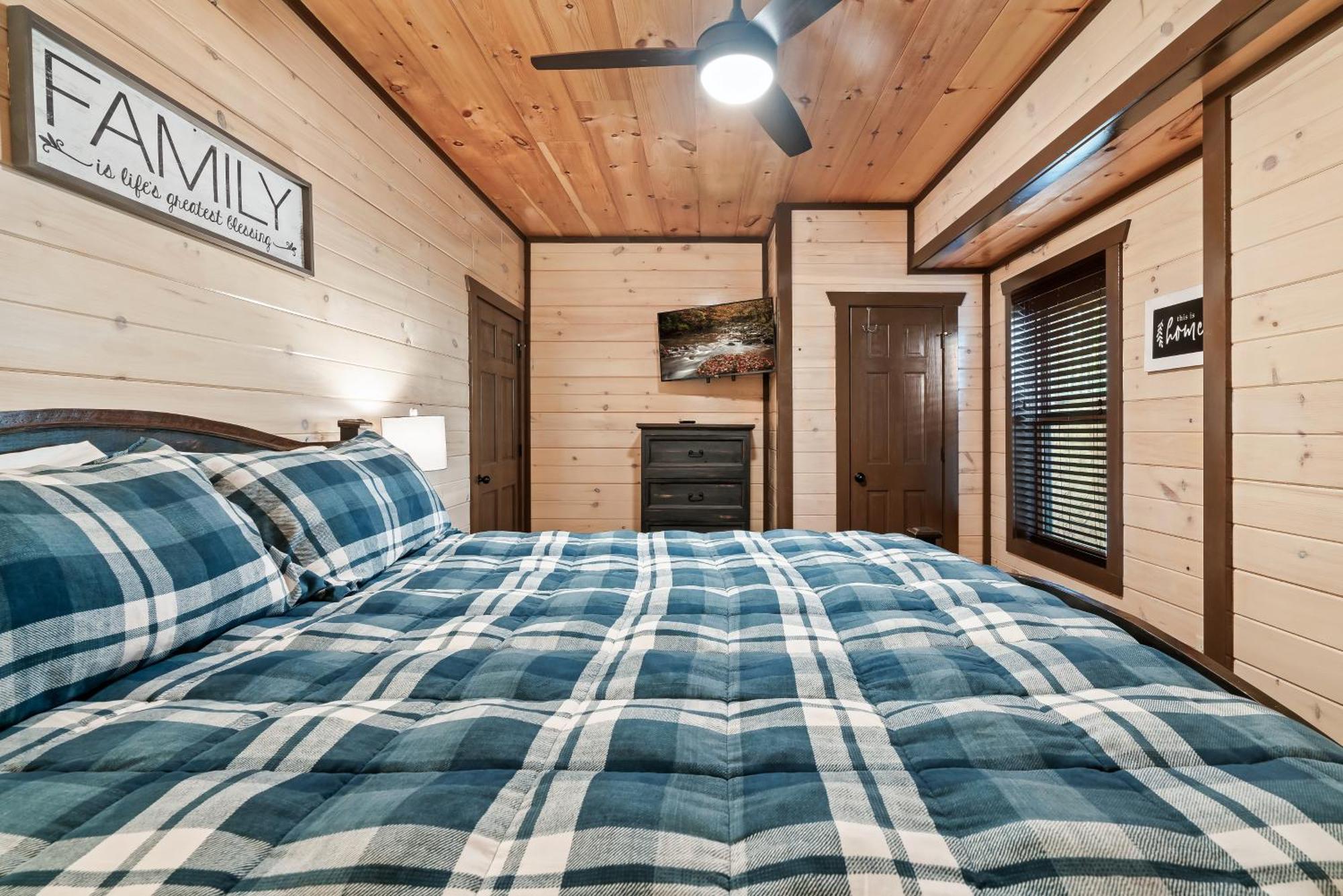 Luxury 3-br Minutes From Parkway With Game And Hot Tub Holiday home