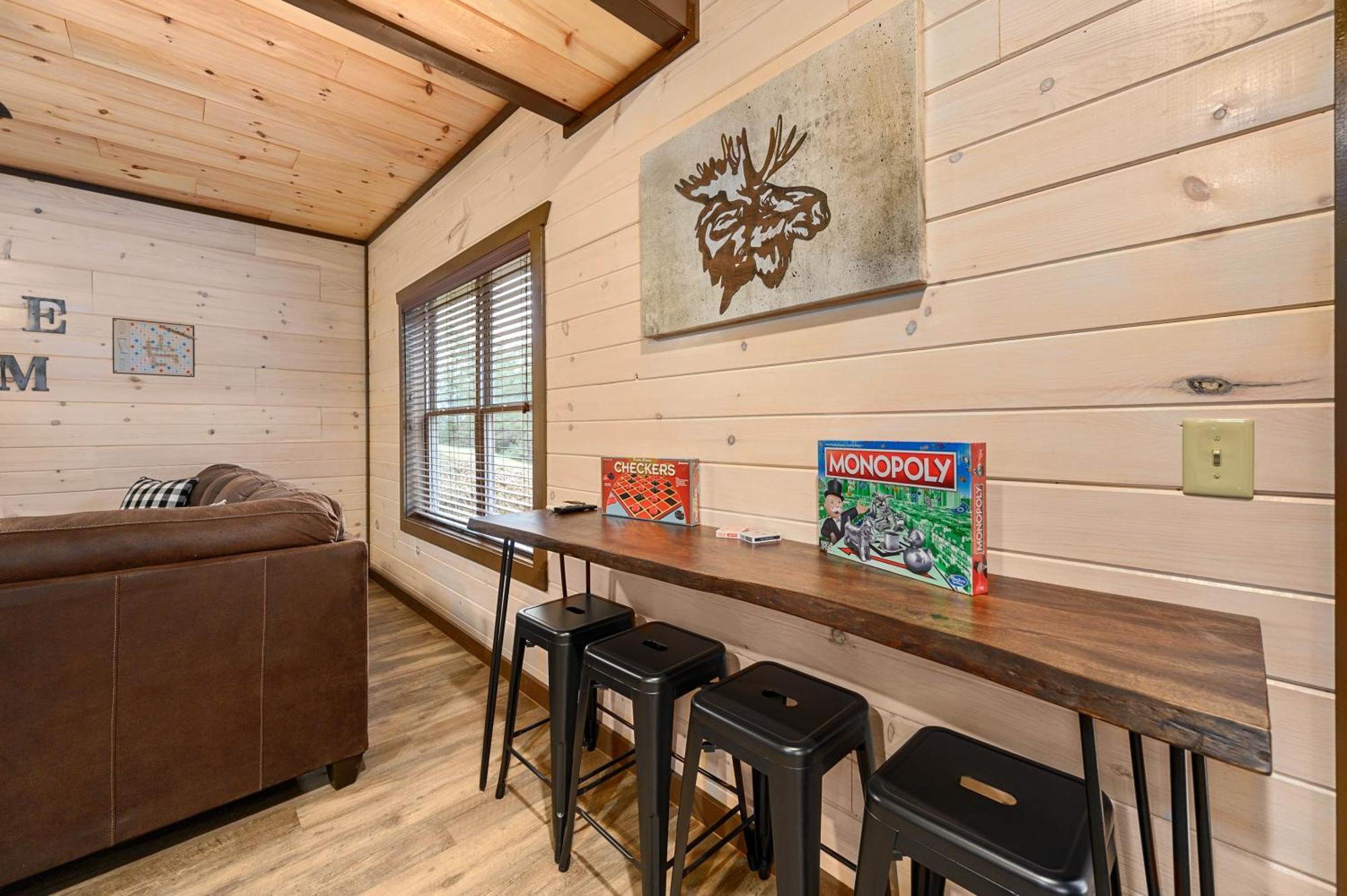 Luxury 3-br Minutes From Parkway With Game And Hot Tub Holiday home Pigeon Forge