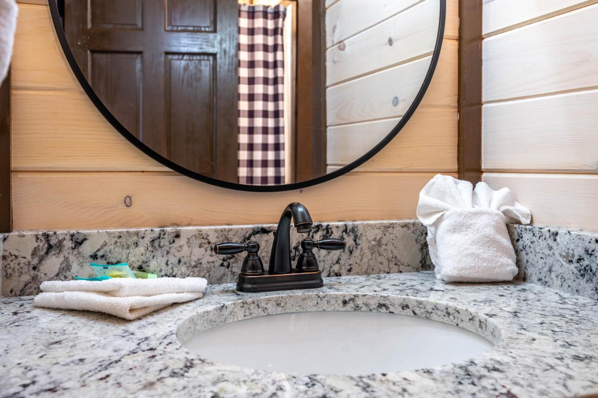 Holiday home Luxury 3-br Minutes From Parkway With Game And Hot Tub Pigeon Forge