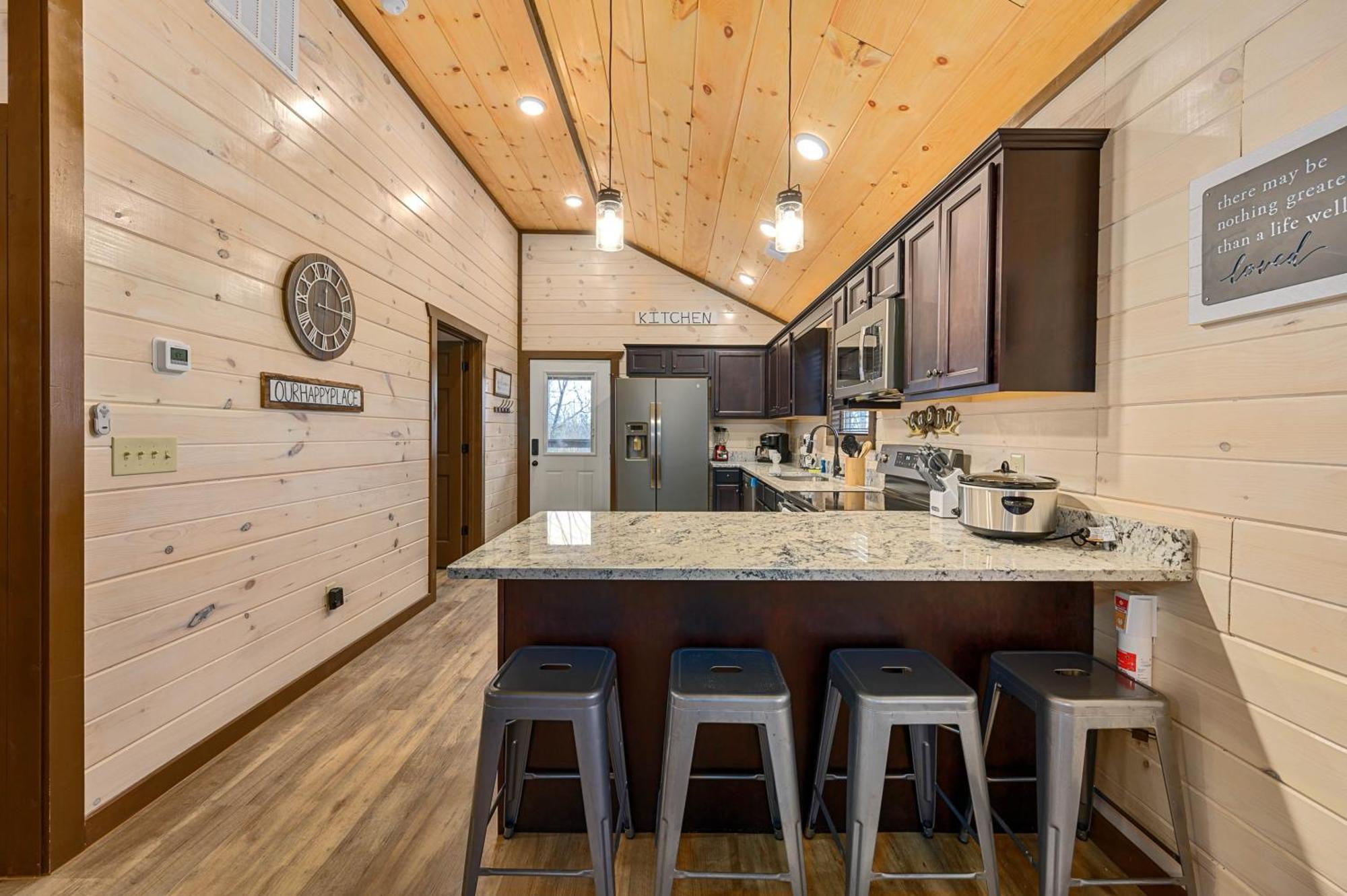 Luxury 3-br Minutes From Parkway With Game And Hot Tub Pigeon Forge