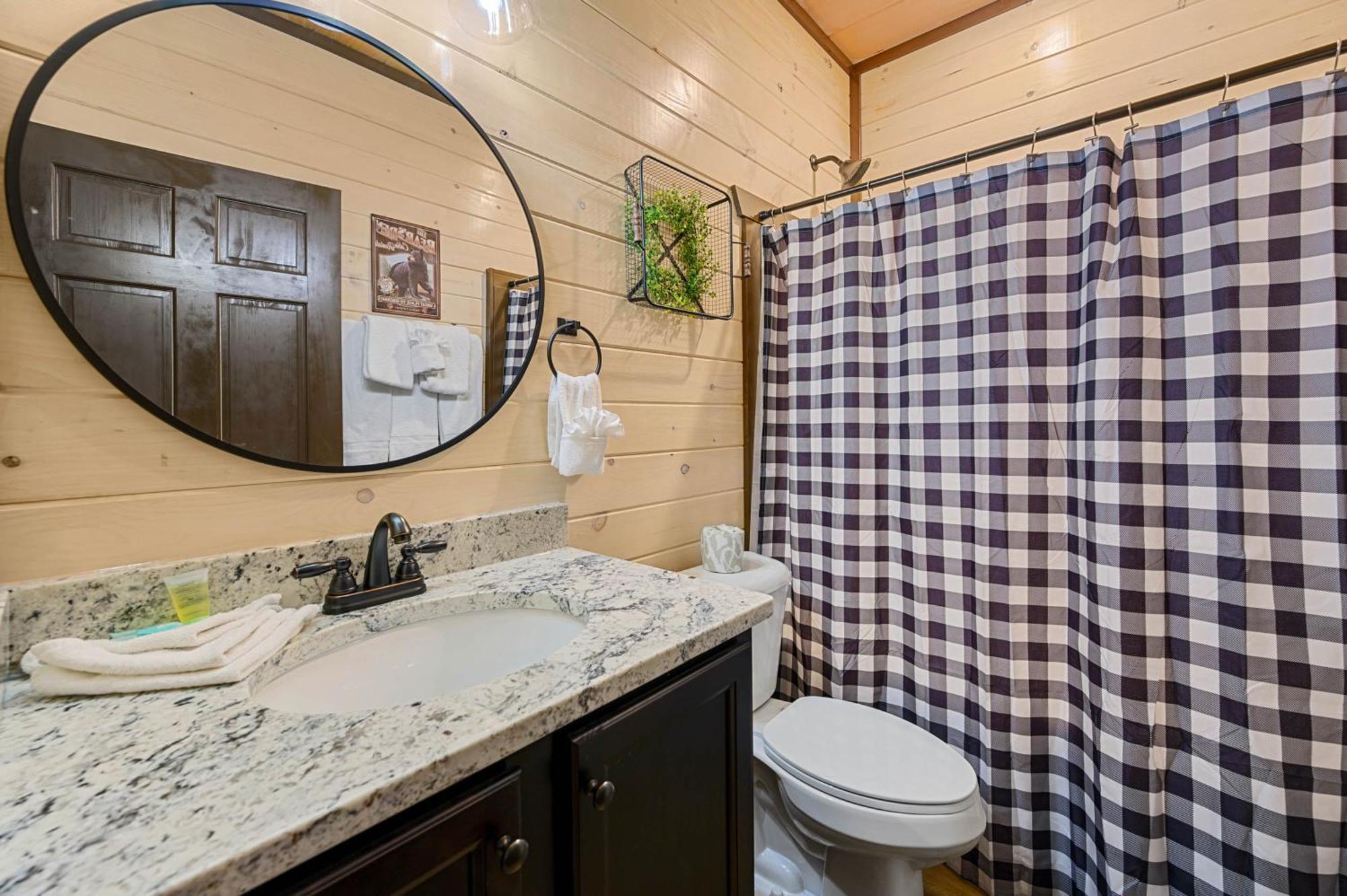 Luxury 3-br Minutes From Parkway With Game And Hot Tub * Pigeon Forge