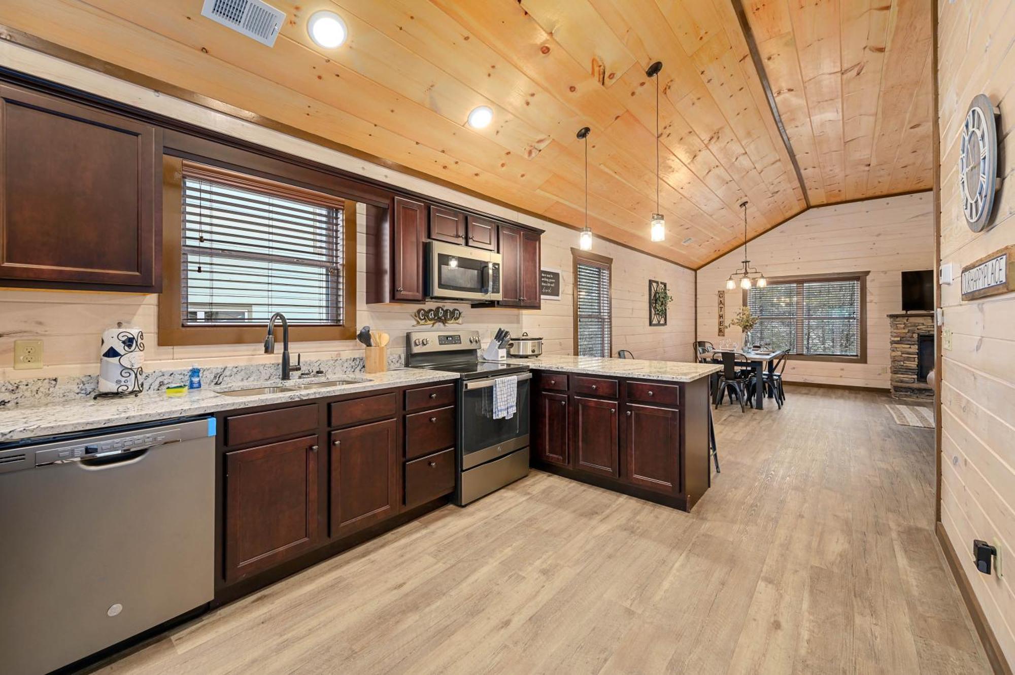 Luxury 3-br Minutes From Parkway With Game And Hot Tub Holiday home