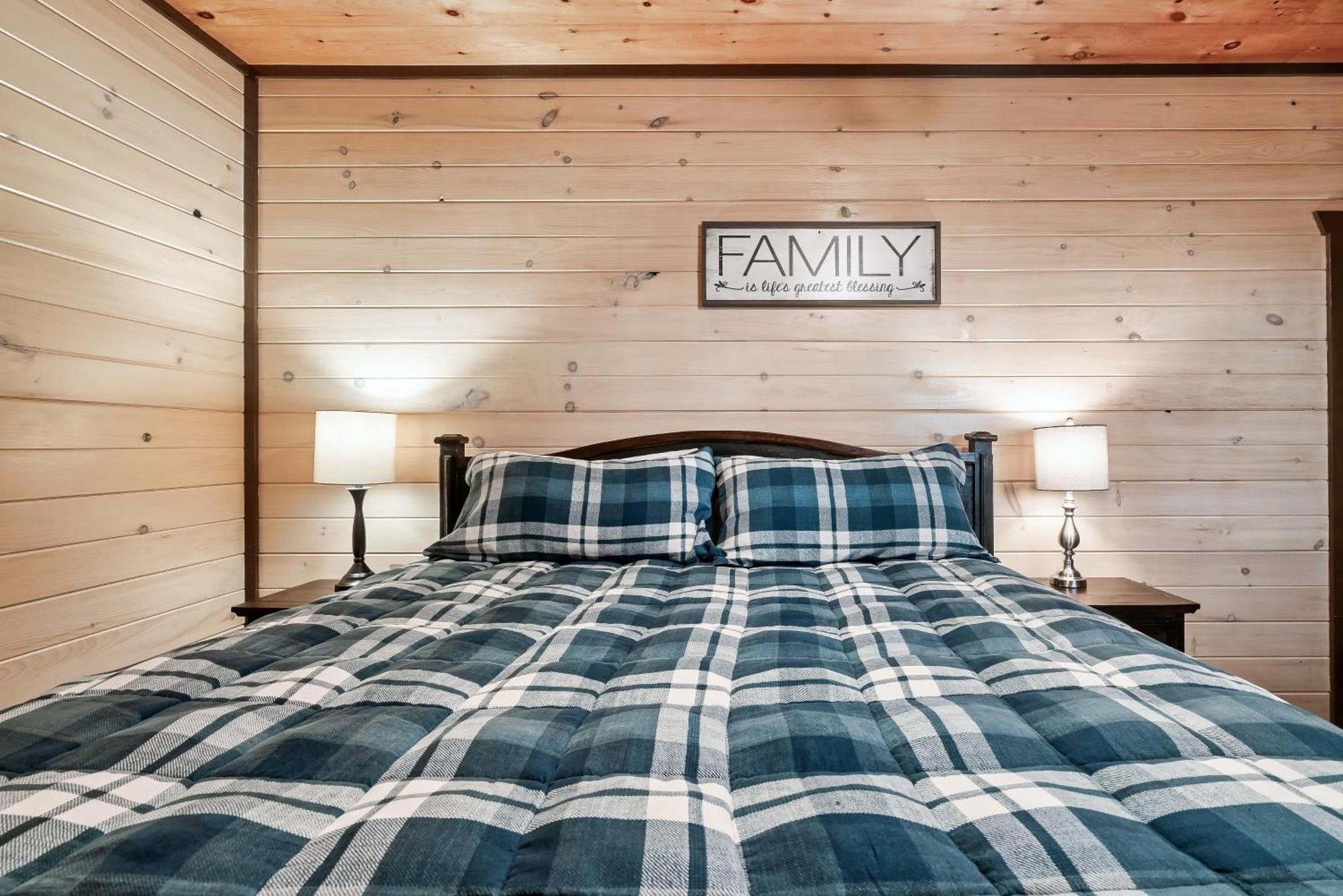 Luxury 3-br Minutes From Parkway With Game And Hot Tub Holiday home *