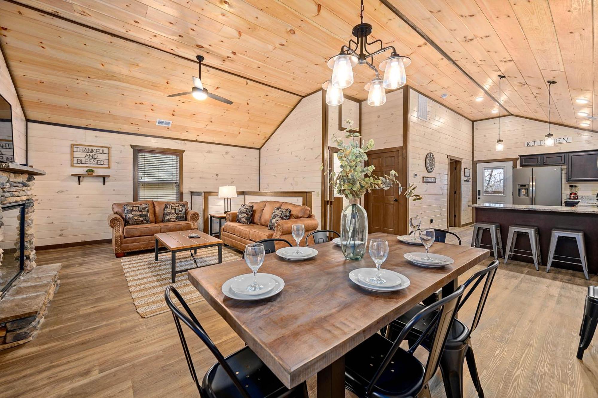 Luxury 3-br Minutes From Parkway With Game And Hot Tub Holiday home Pigeon Forge