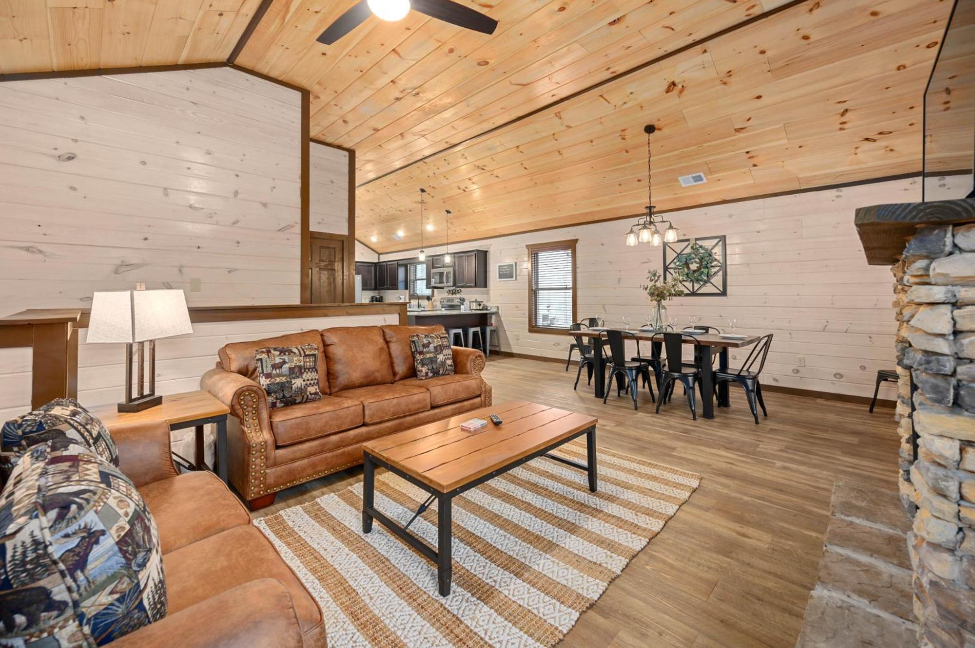 Luxury 3-br Minutes From Parkway With Game And Hot Tub * Pigeon Forge