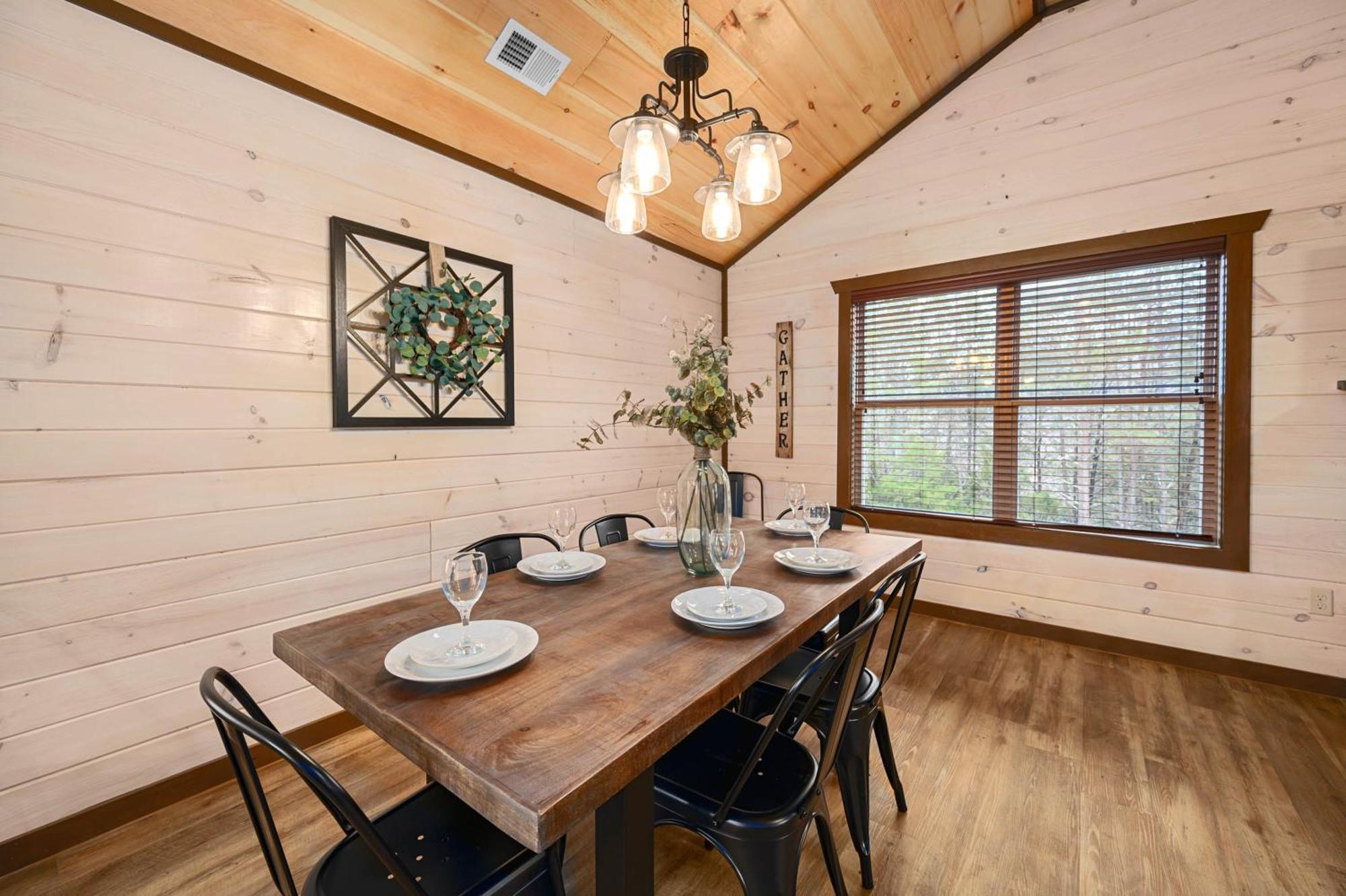 Luxury 3-br Minutes From Parkway With Game And Hot Tub