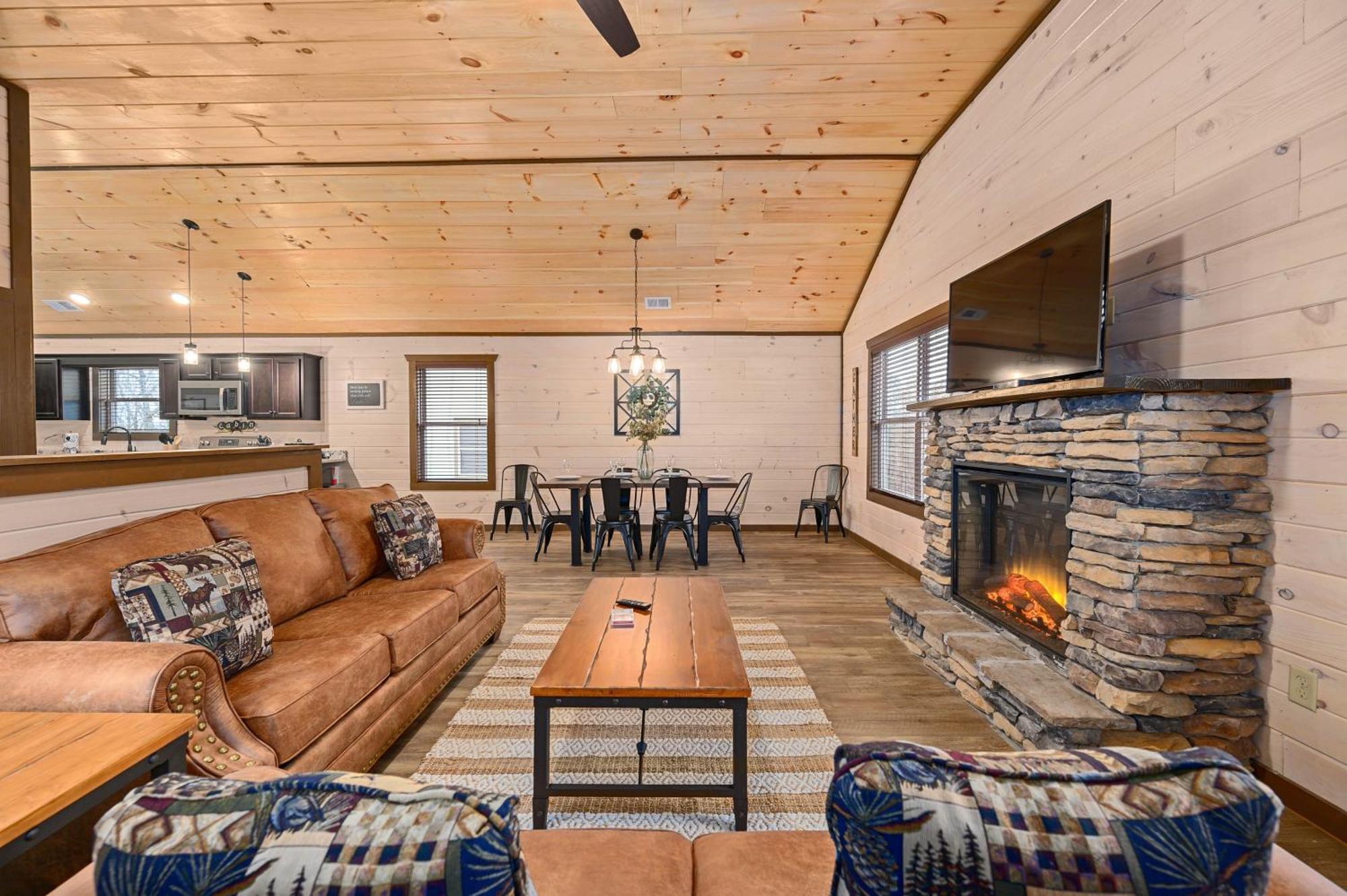 Holiday home Luxury 3-br Minutes From Parkway With Game And Hot Tub *