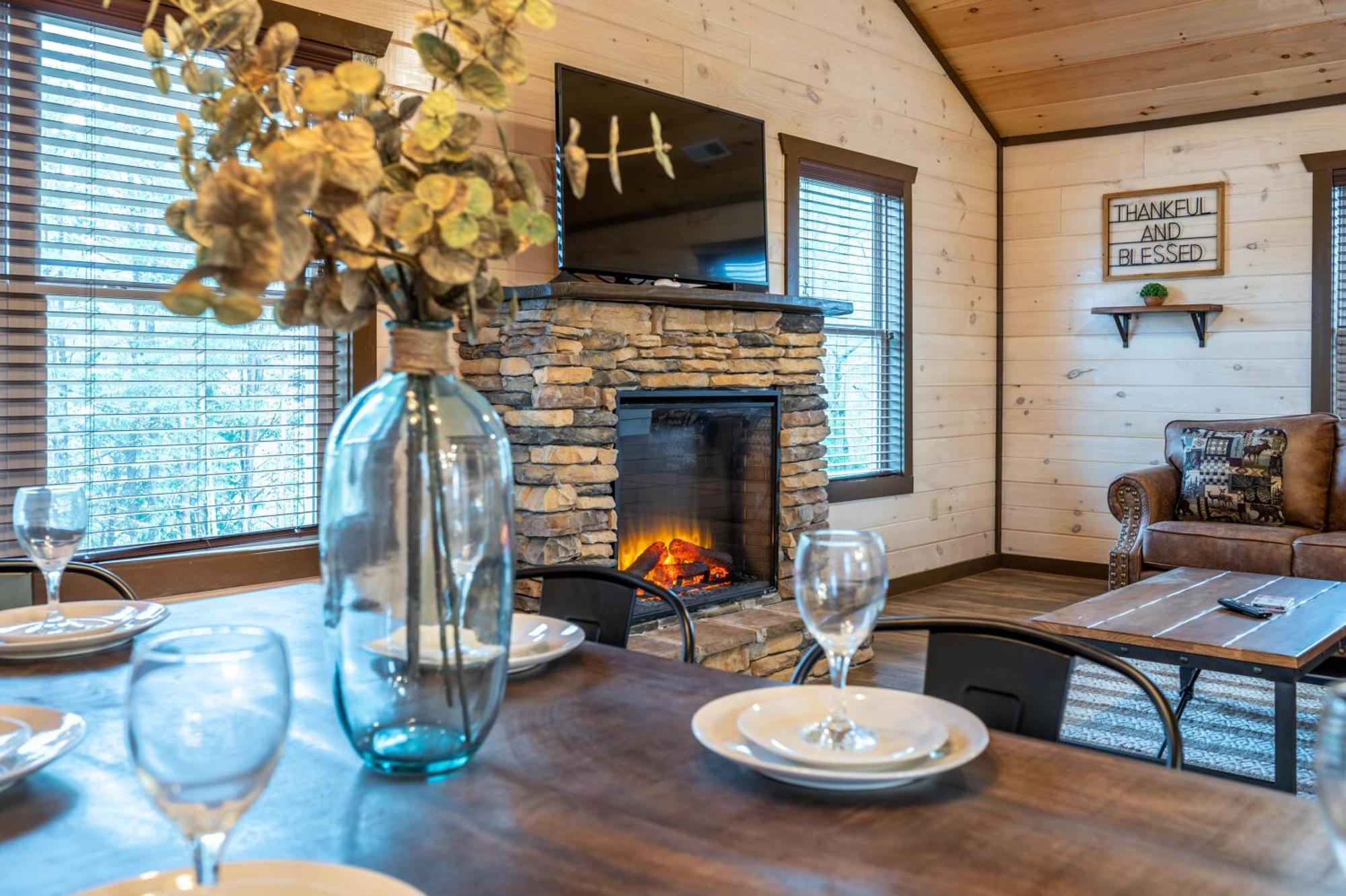 Luxury 3-br Minutes From Parkway With Game And Hot Tub Holiday home Pigeon Forge