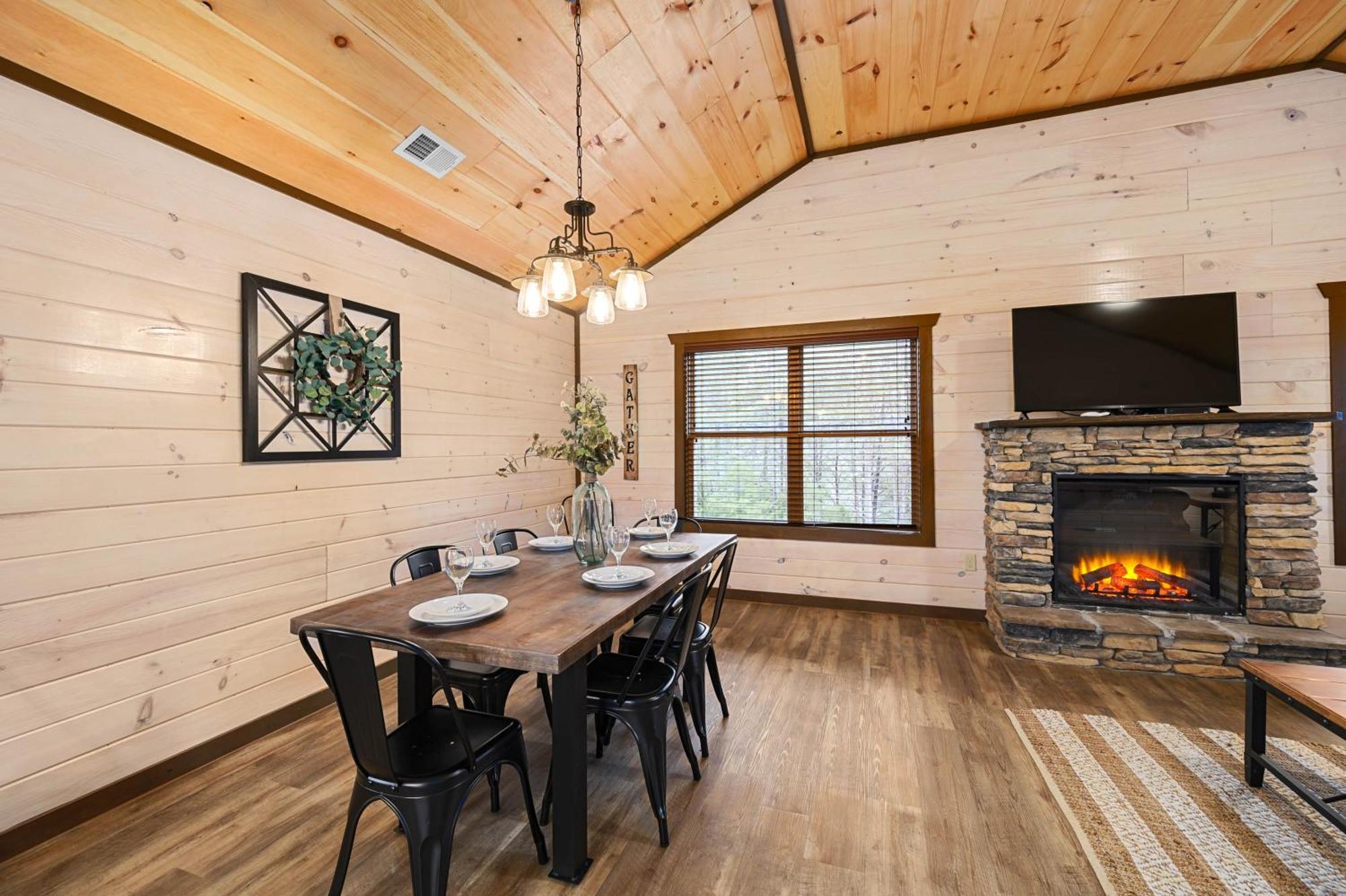Luxury 3-br Minutes From Parkway With Game And Hot Tub Holiday home *