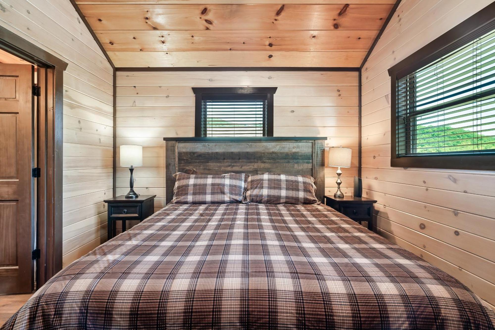 Luxury 3-br Minutes From Parkway With Game And Hot Tub *