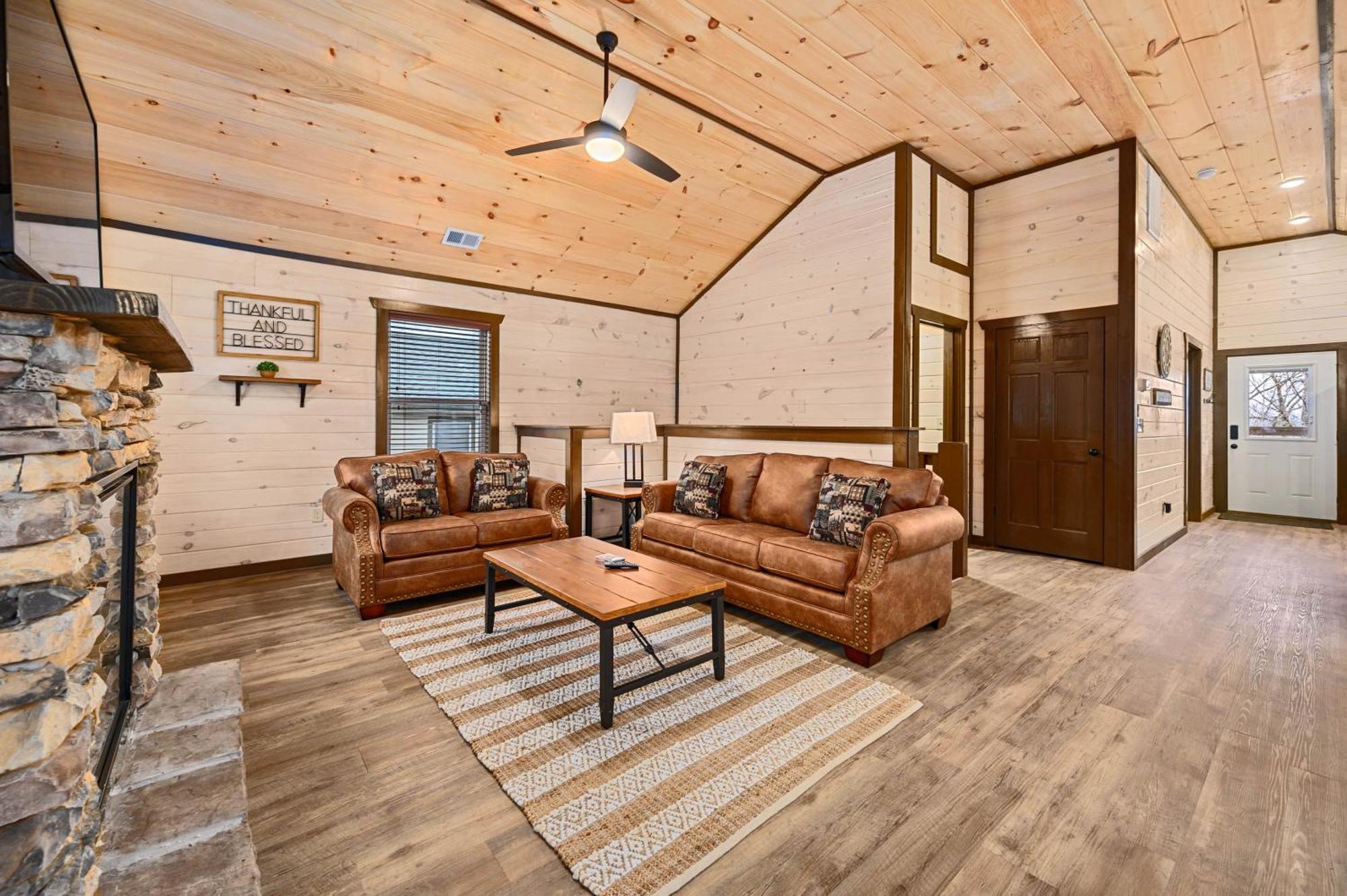 Luxury 3-br Minutes From Parkway With Game And Hot Tub Pigeon Forge
