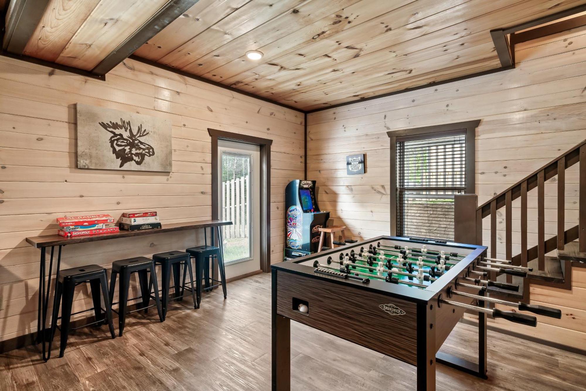 Luxury 3-br Minutes From Parkway With Game And Hot Tub