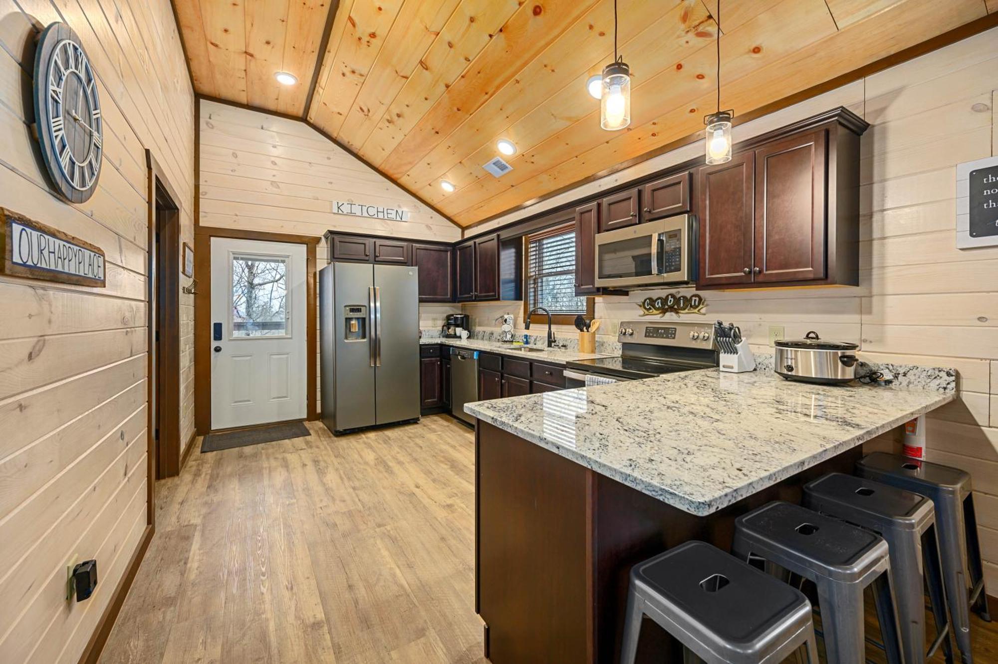 Luxury 3-br Minutes From Parkway With Game And Hot Tub Holiday home *