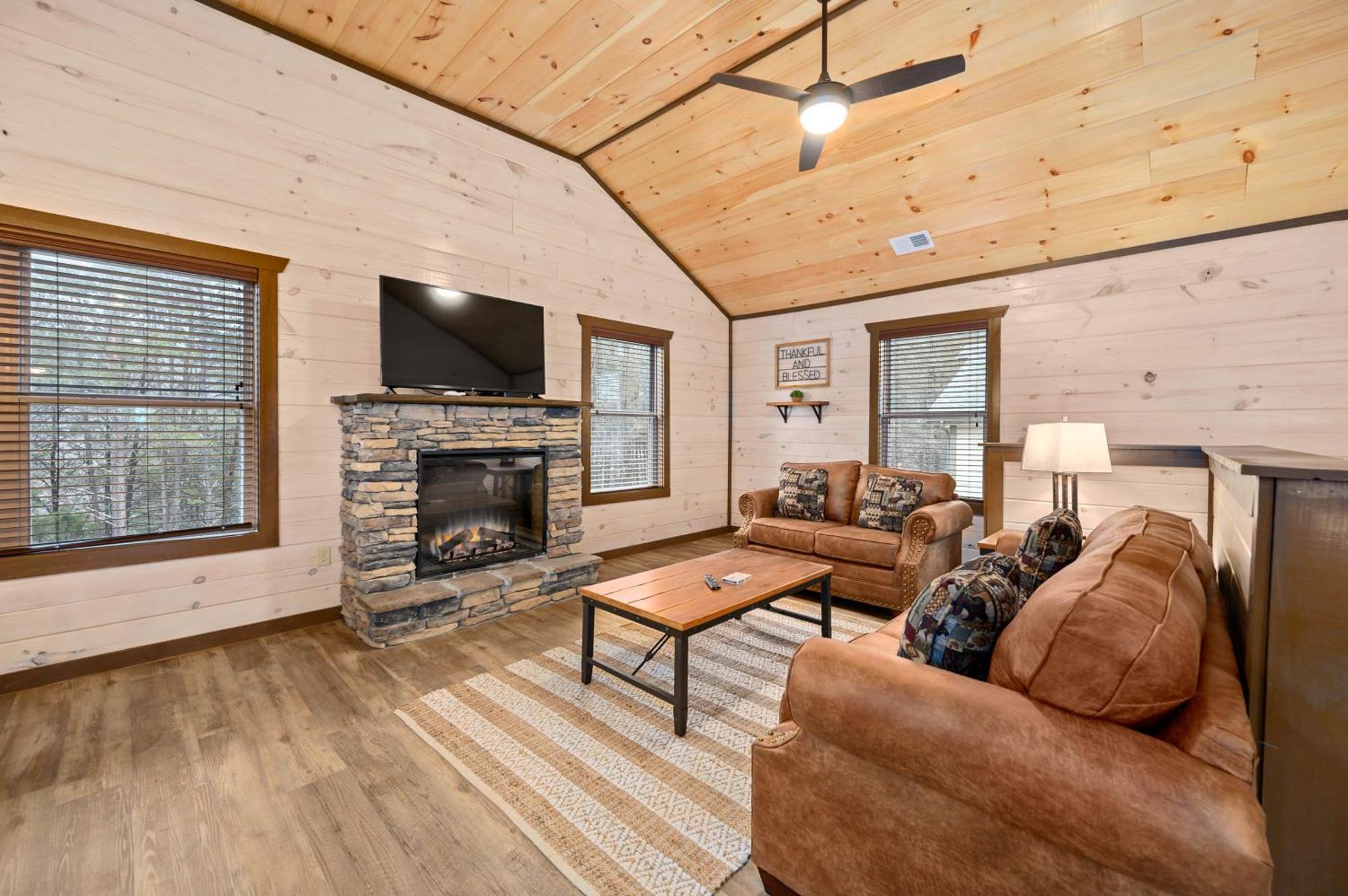 Holiday home Luxury 3-br Minutes From Parkway With Game And Hot Tub