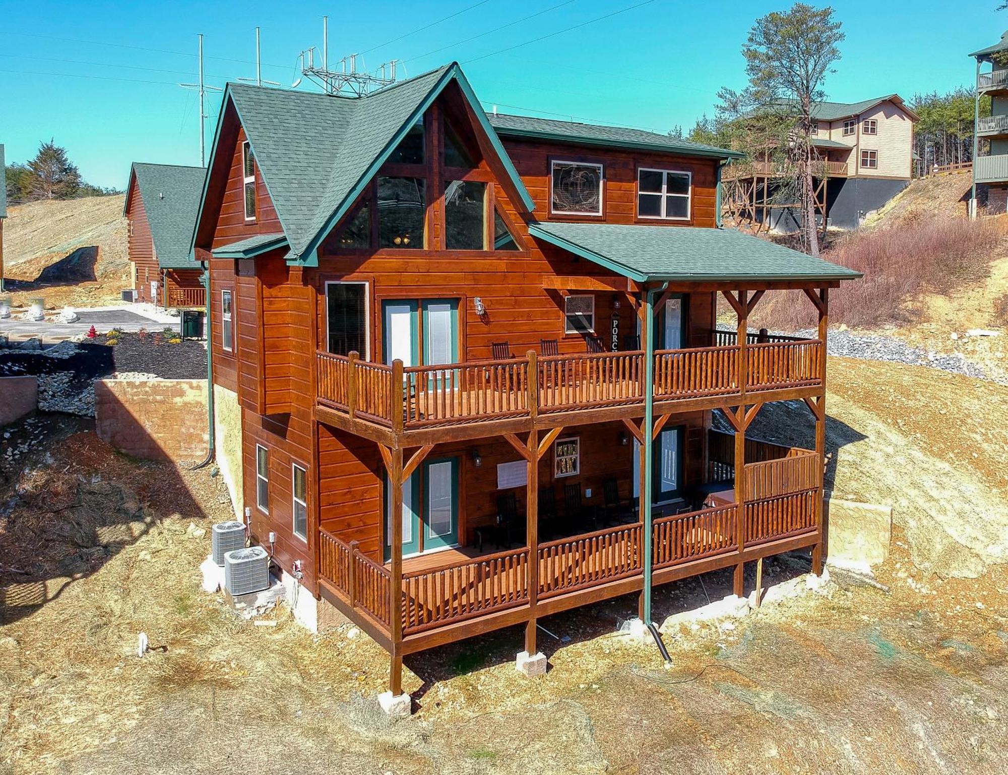Luxury 4-br Near Parkway And Dollywood With Game And Hot Tub Pigeon Forge