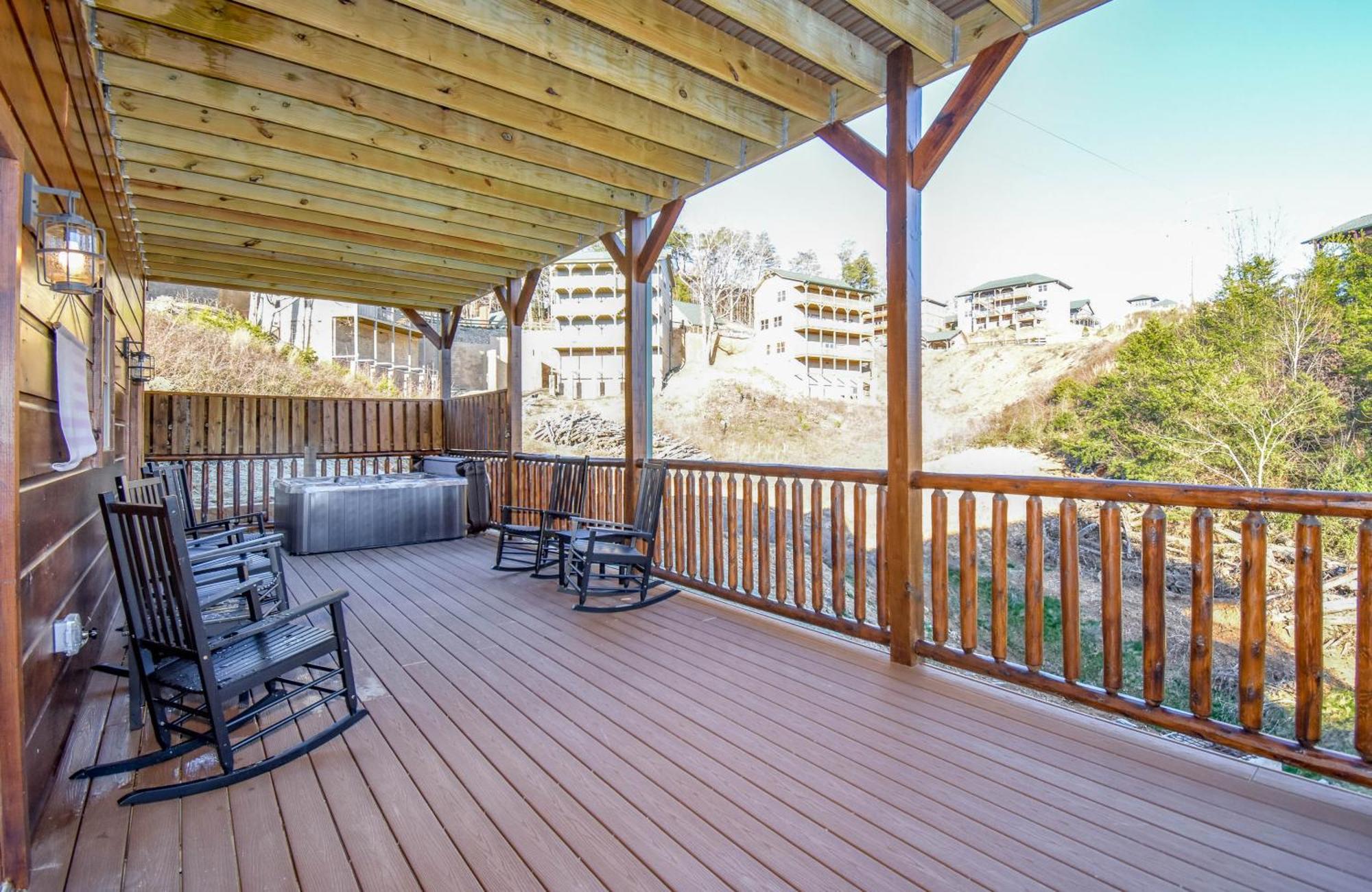 Luxury 4-br Near Parkway And Dollywood With Game And Hot Tub Holiday home *