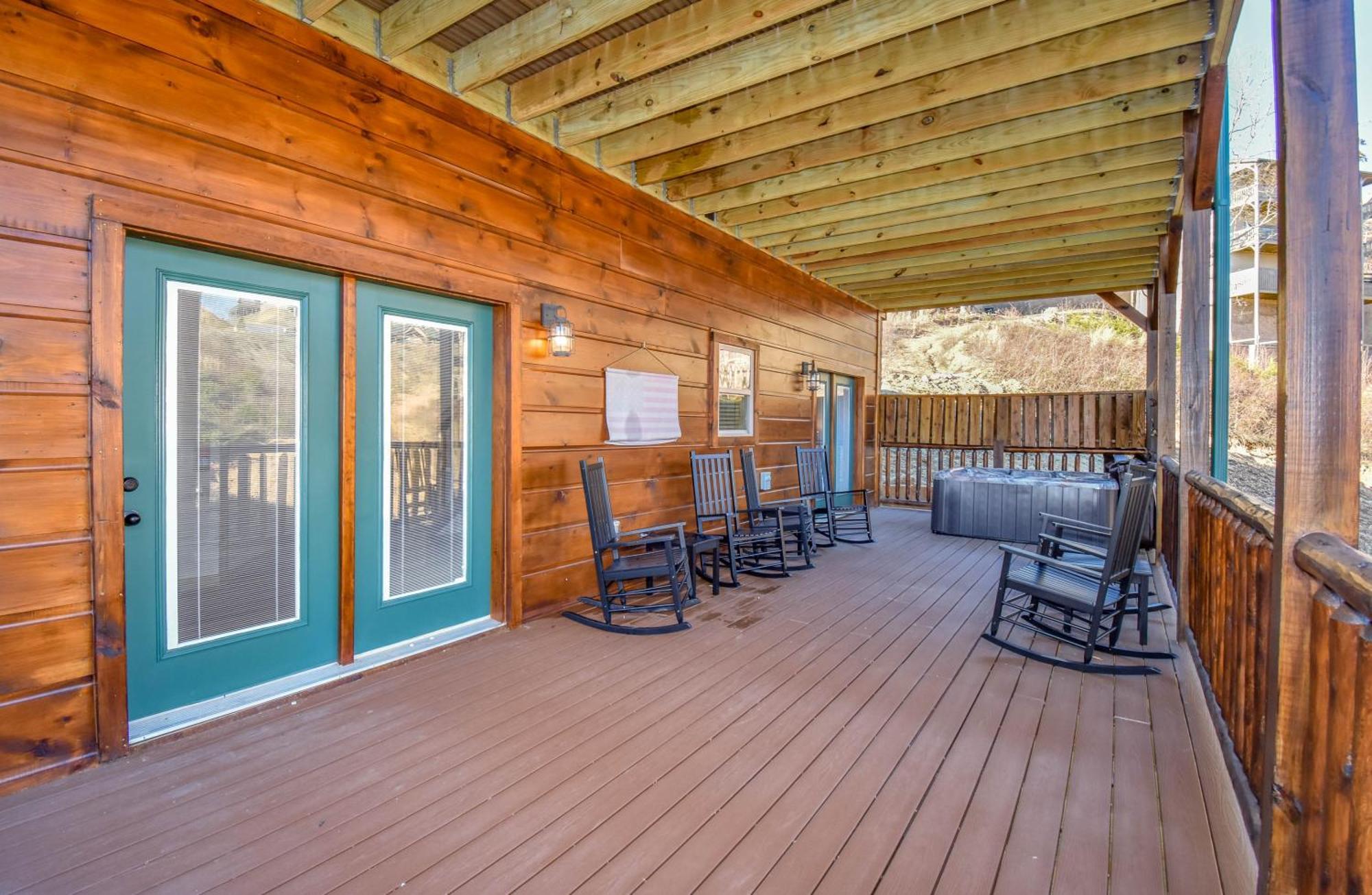 Luxury 4-br Near Parkway And Dollywood With Game And Hot Tub *