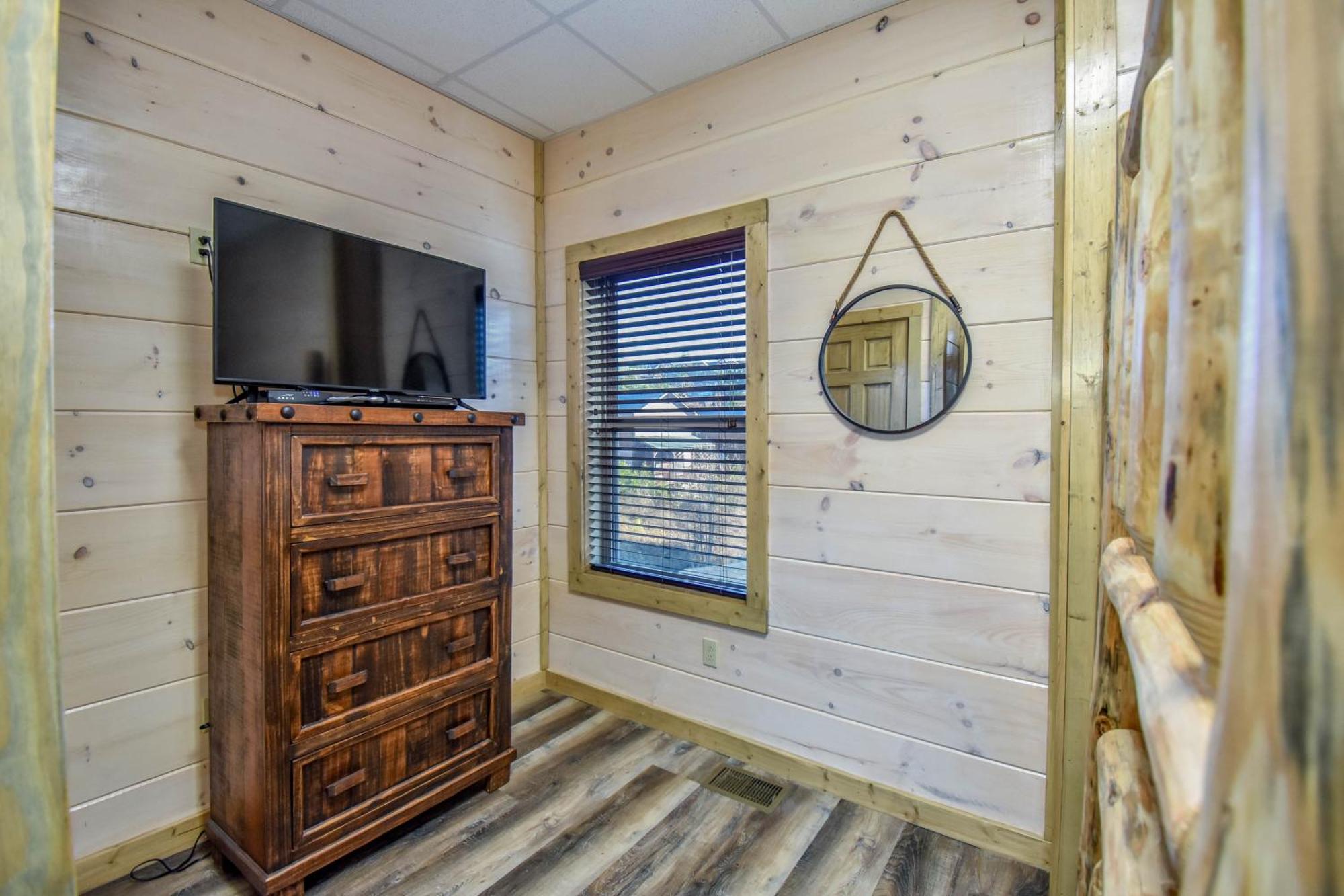 Luxury 4-br Near Parkway And Dollywood With Game And Hot Tub Holiday home
