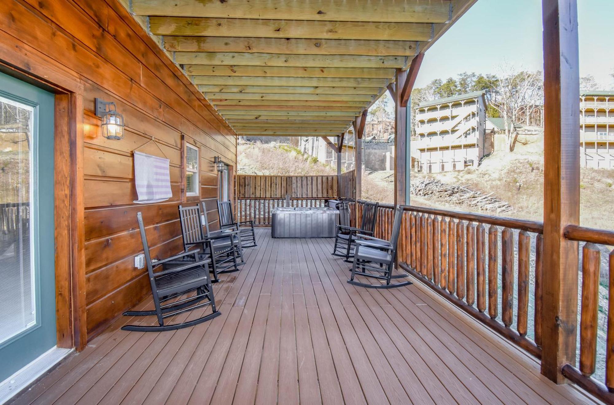 Luxury 4-br Near Parkway And Dollywood With Game And Hot Tub Holiday home *