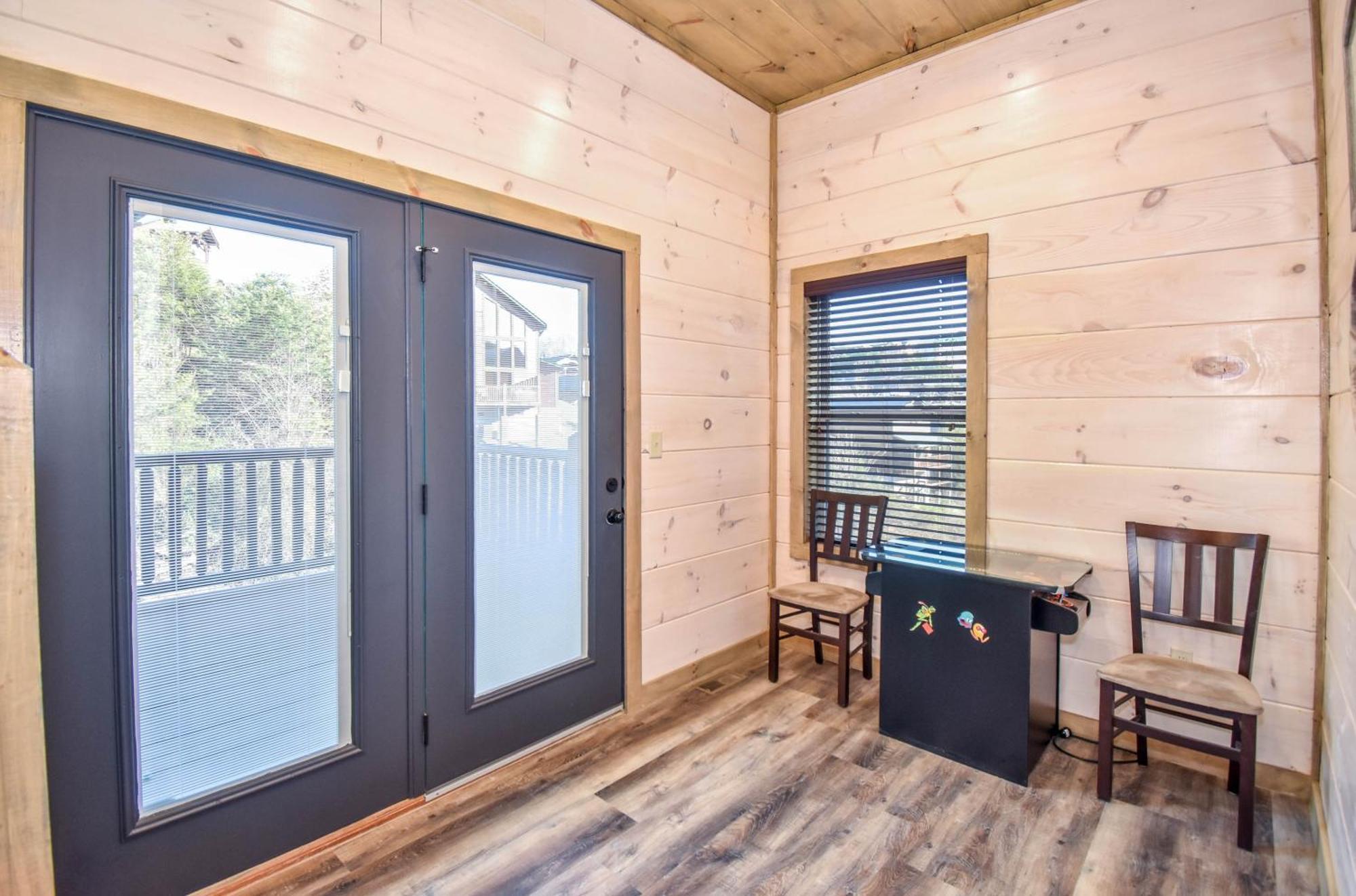 Holiday home Luxury 4-br Near Parkway And Dollywood With Game And Hot Tub *