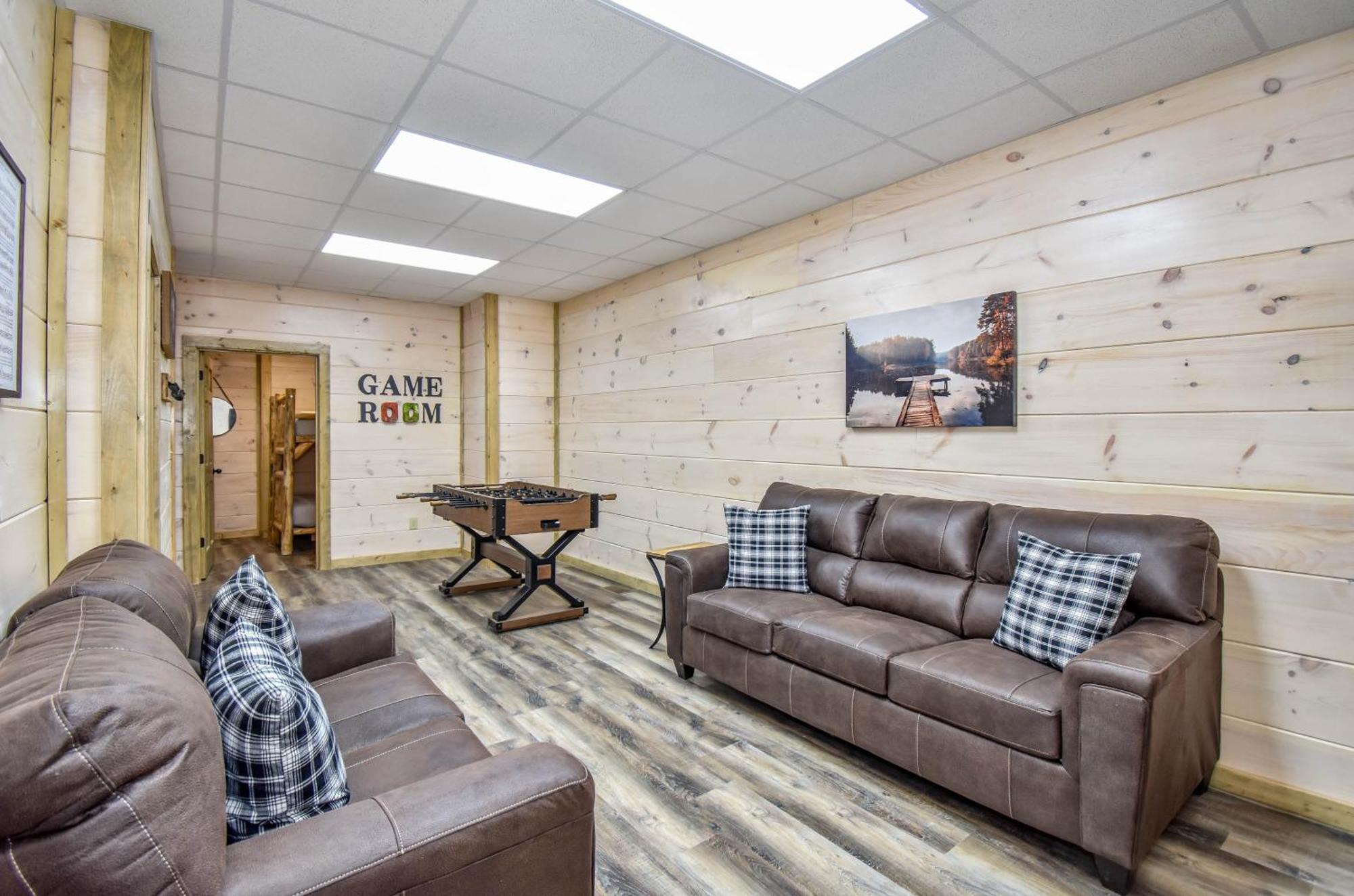 Luxury 4-br Near Parkway And Dollywood With Game And Hot Tub *