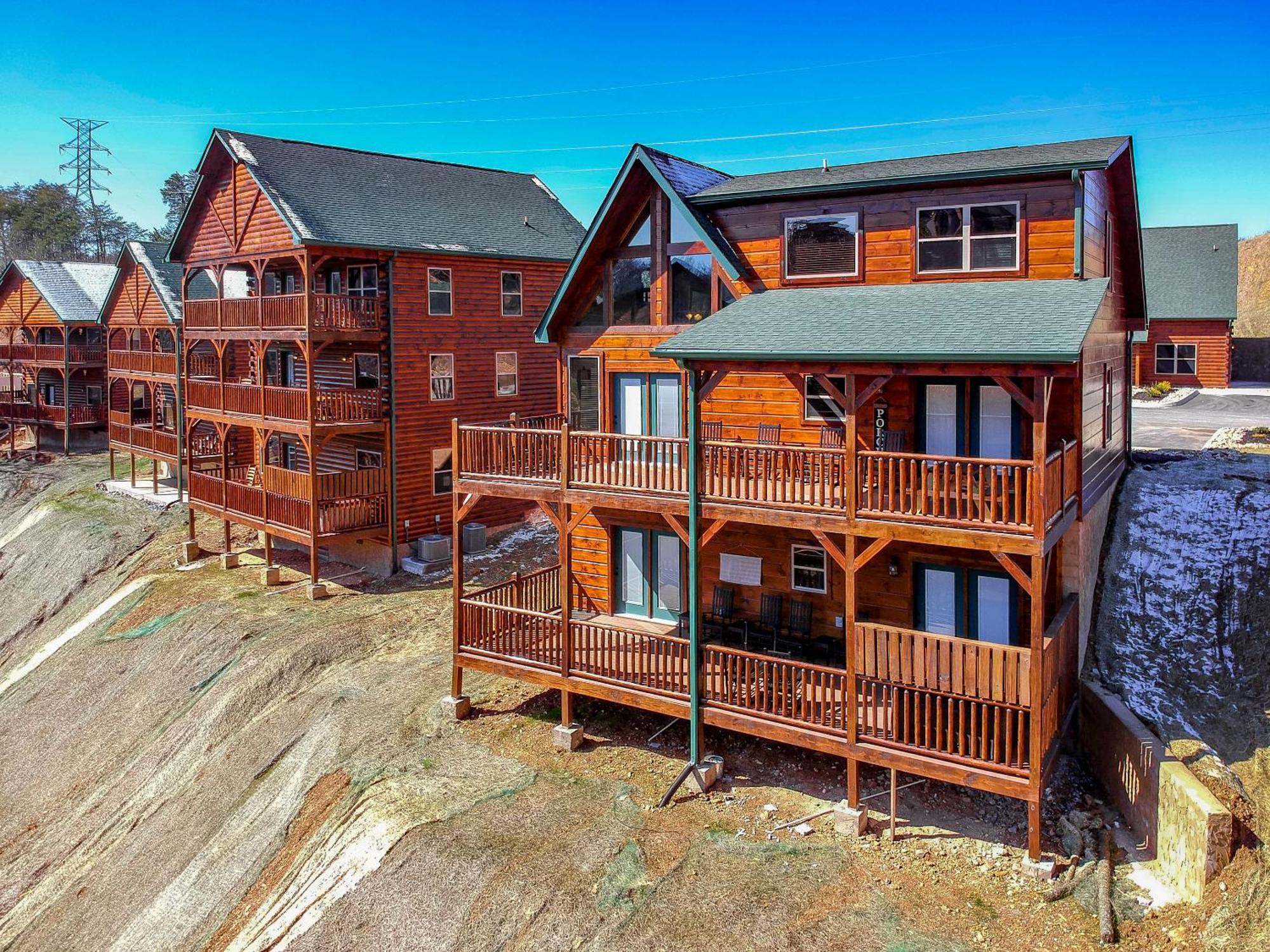 Luxury 4-br Near Parkway And Dollywood With Game And Hot Tub