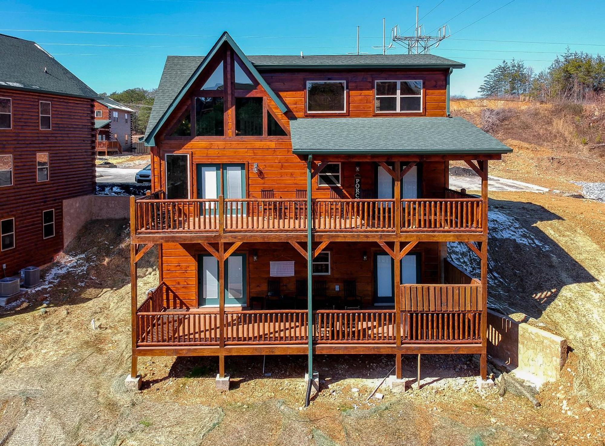 Luxury 4-br Near Parkway And Dollywood With Game And Hot Tub Holiday home