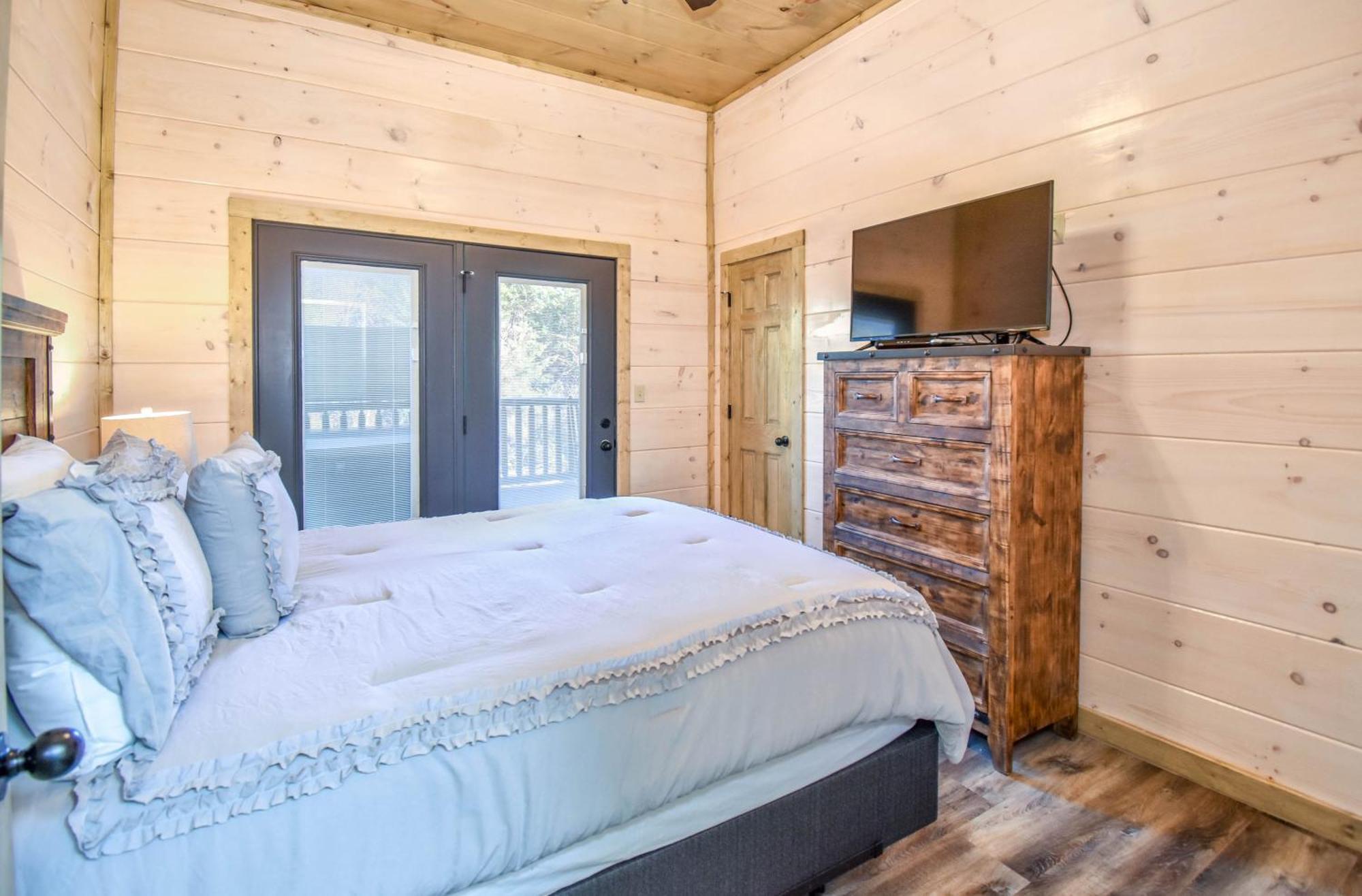Luxury 4-br Near Parkway And Dollywood With Game And Hot Tub *