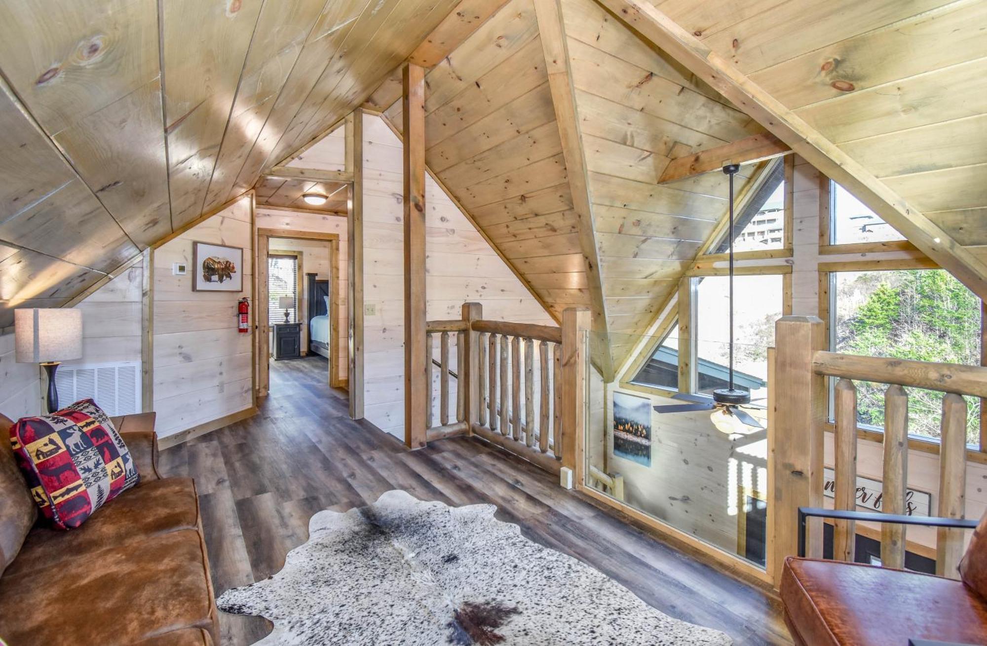 Luxury 4-br Near Parkway And Dollywood With Game And Hot Tub