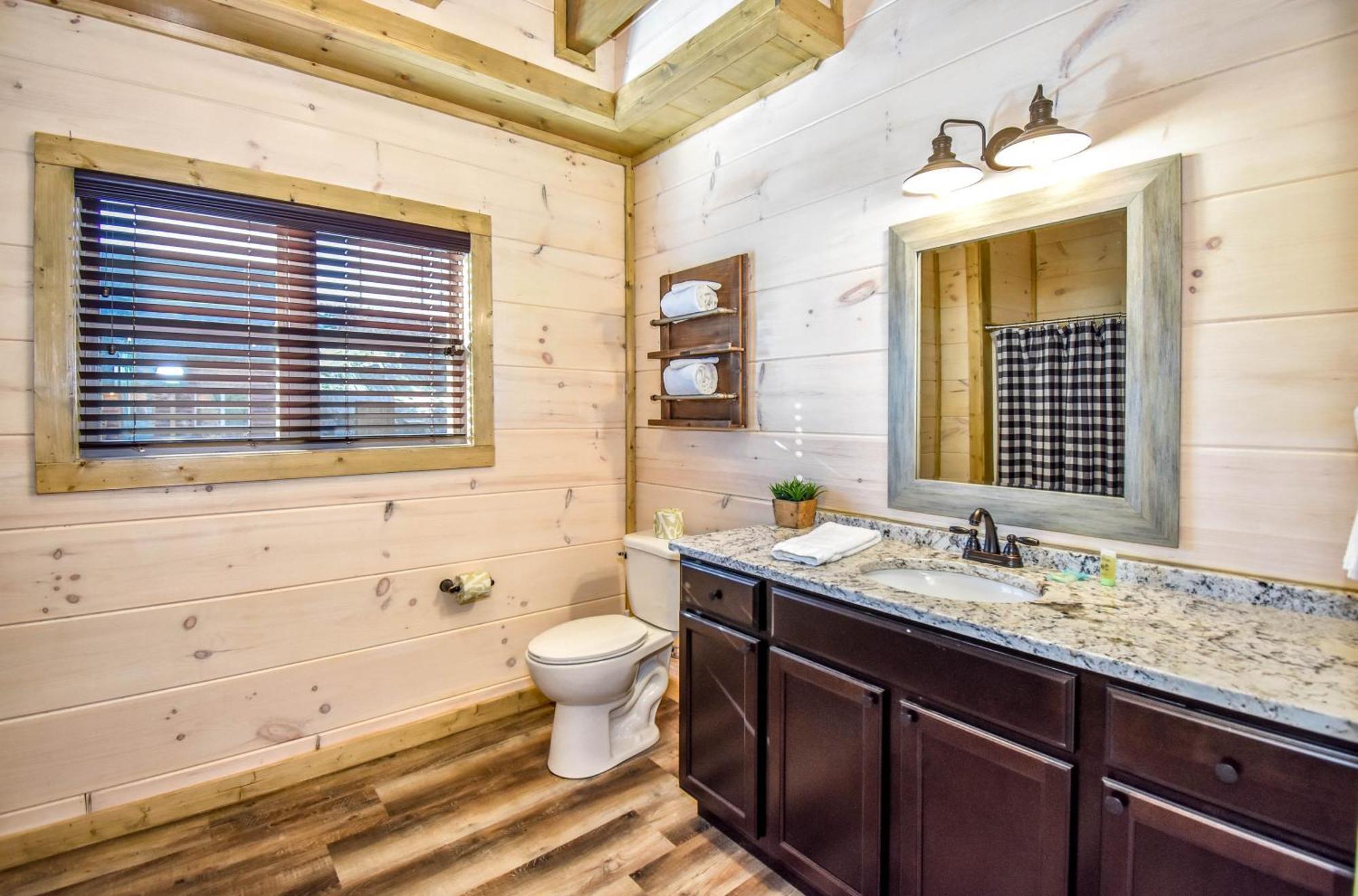 Luxury 4-br Near Parkway And Dollywood With Game And Hot Tub Holiday home *
