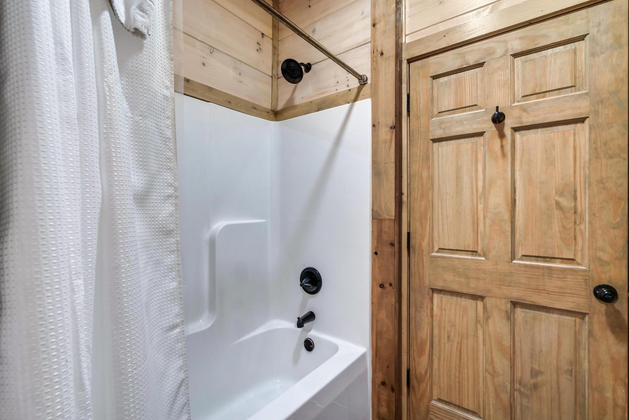 Luxury 4-br Near Parkway And Dollywood With Game And Hot Tub