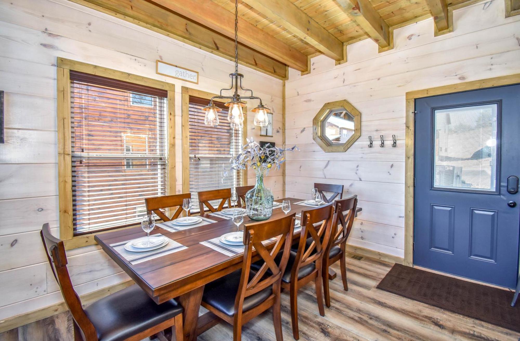 Luxury 4-br Near Parkway And Dollywood With Game And Hot Tub Holiday home