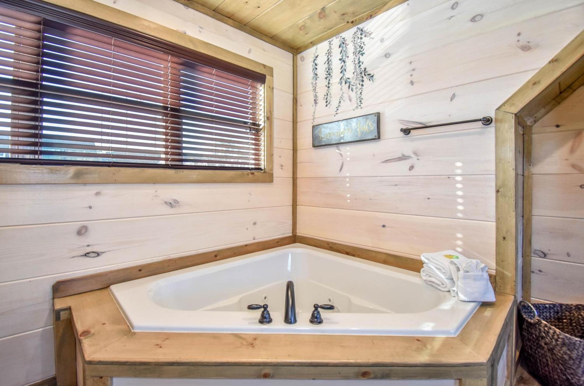 Luxury 4-br Near Parkway And Dollywood With Game And Hot Tub Holiday home Pigeon Forge