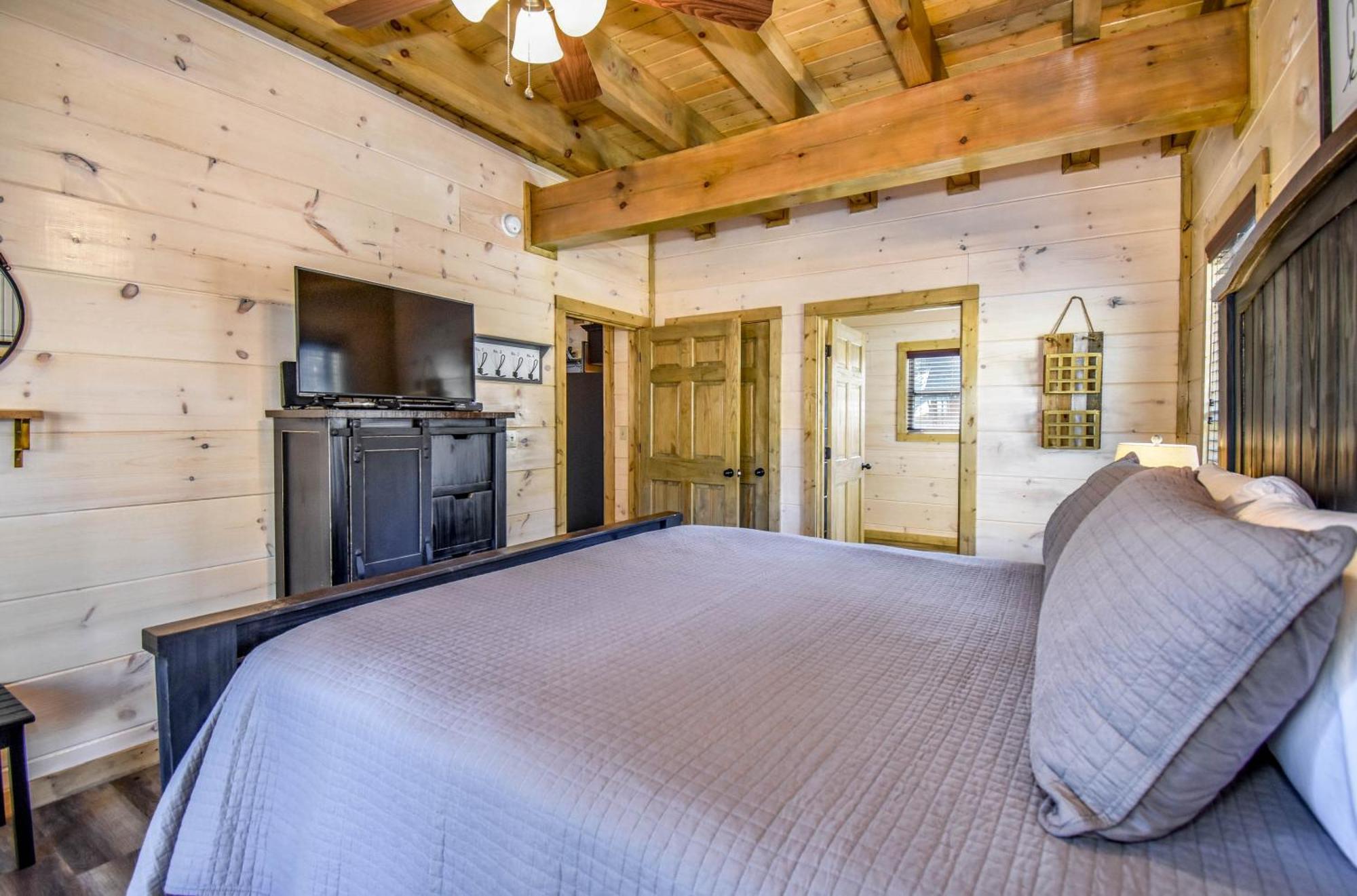 Luxury 4-br Near Parkway And Dollywood With Game And Hot Tub *